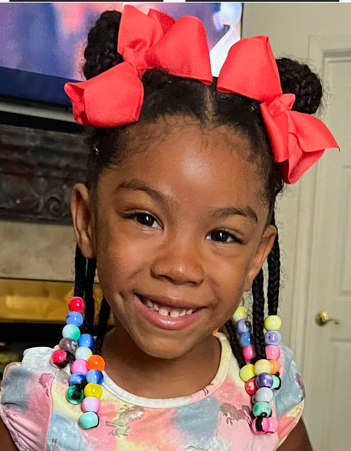 Lee'Ara is registered to the contest to win money with this photo: beauty, black_hair, cheek, chin, eye, eyebrow, eyelash, face, facial_expression, forehead, fun, hair, hairstyle, happy, head, jewellery, joy, lipstick, neck, people