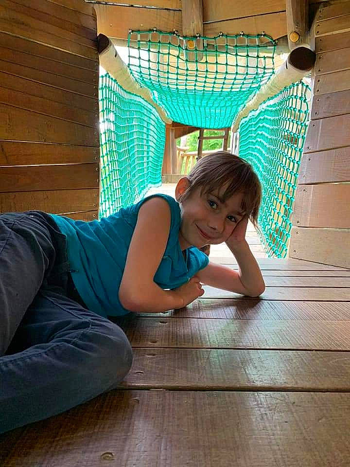 Djul a rejoint le concours — aidez-le/la à gagner de superbes lots ! child, floor, flooring, hardwood, leisure, person, play, sitting, toddler, vacation, wood, wood_flooring