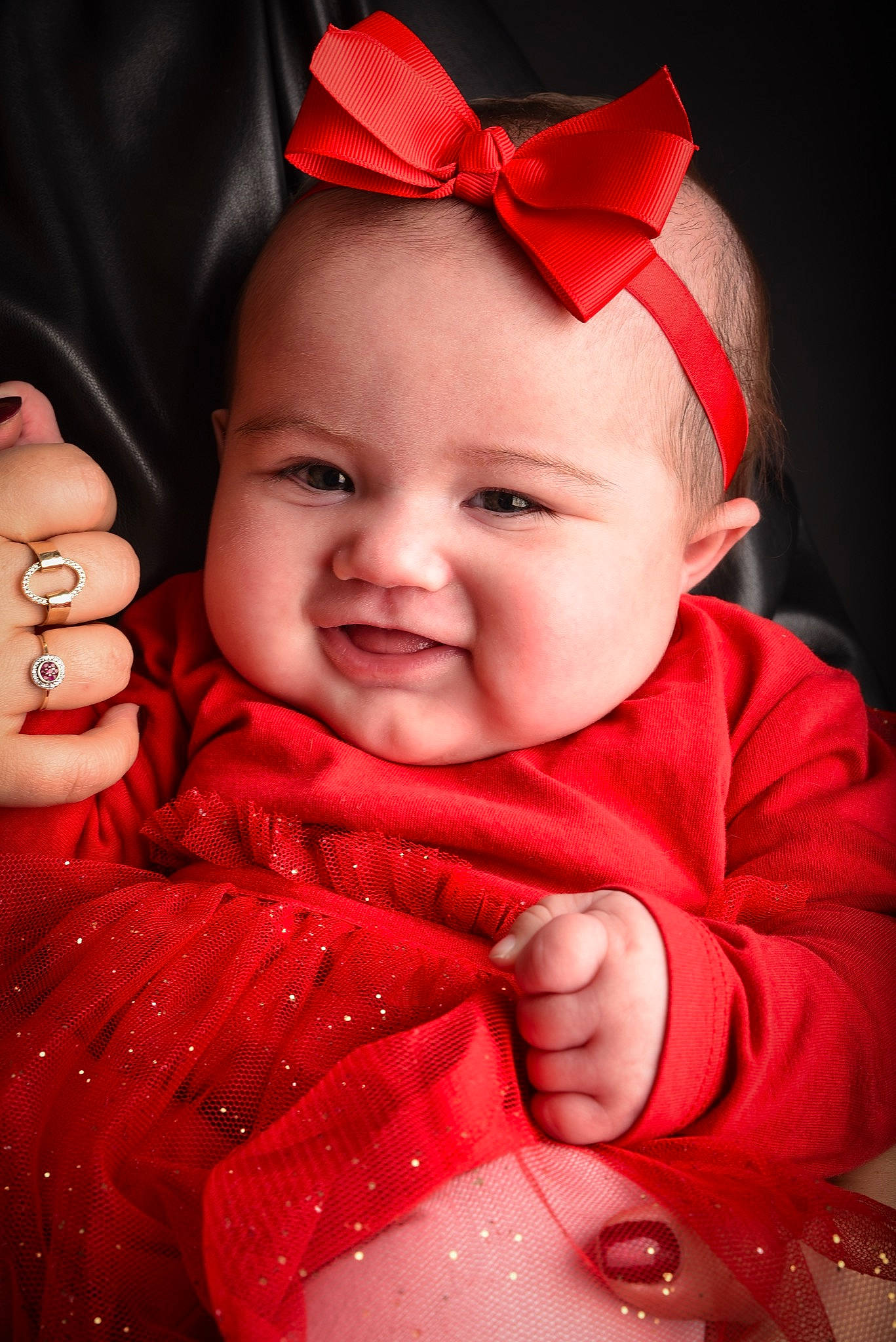 Aria a rejoint le concours — aidez-le/la à gagner de superbes lots ! baby_toddler_clothing, cap, cheek, clothing, eye, face, facial_expression, finger, gesture, hand, happy, human_body, lip, mouth, organ, person, pink, skin, sleeve, smile