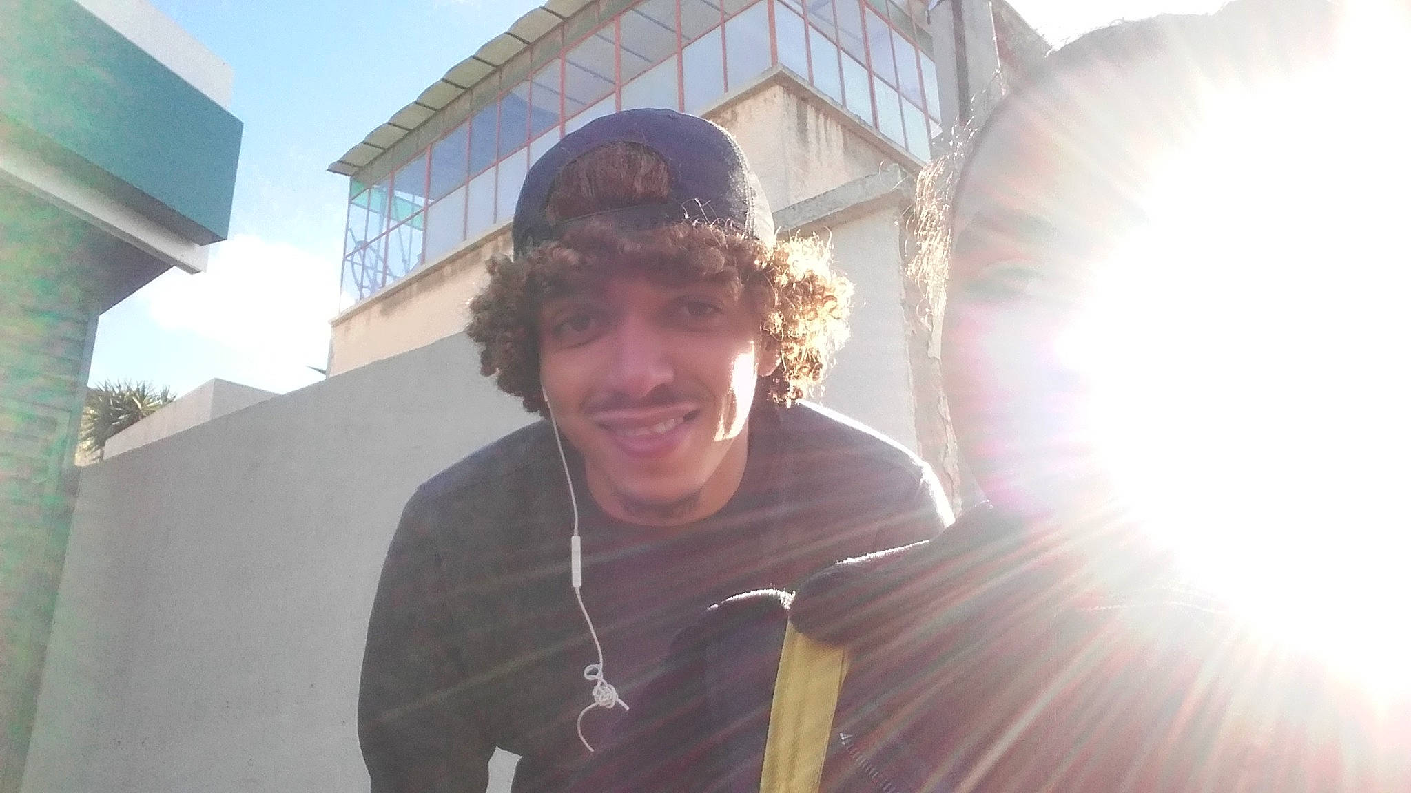 Carla participe au concours pour gagner de l'argent avec cette photo : cool, fun, hair, headwear, jaw, joy, lens_flare, light, mouth, neck, person, photography, selfie, smile, snapshot, sunlight