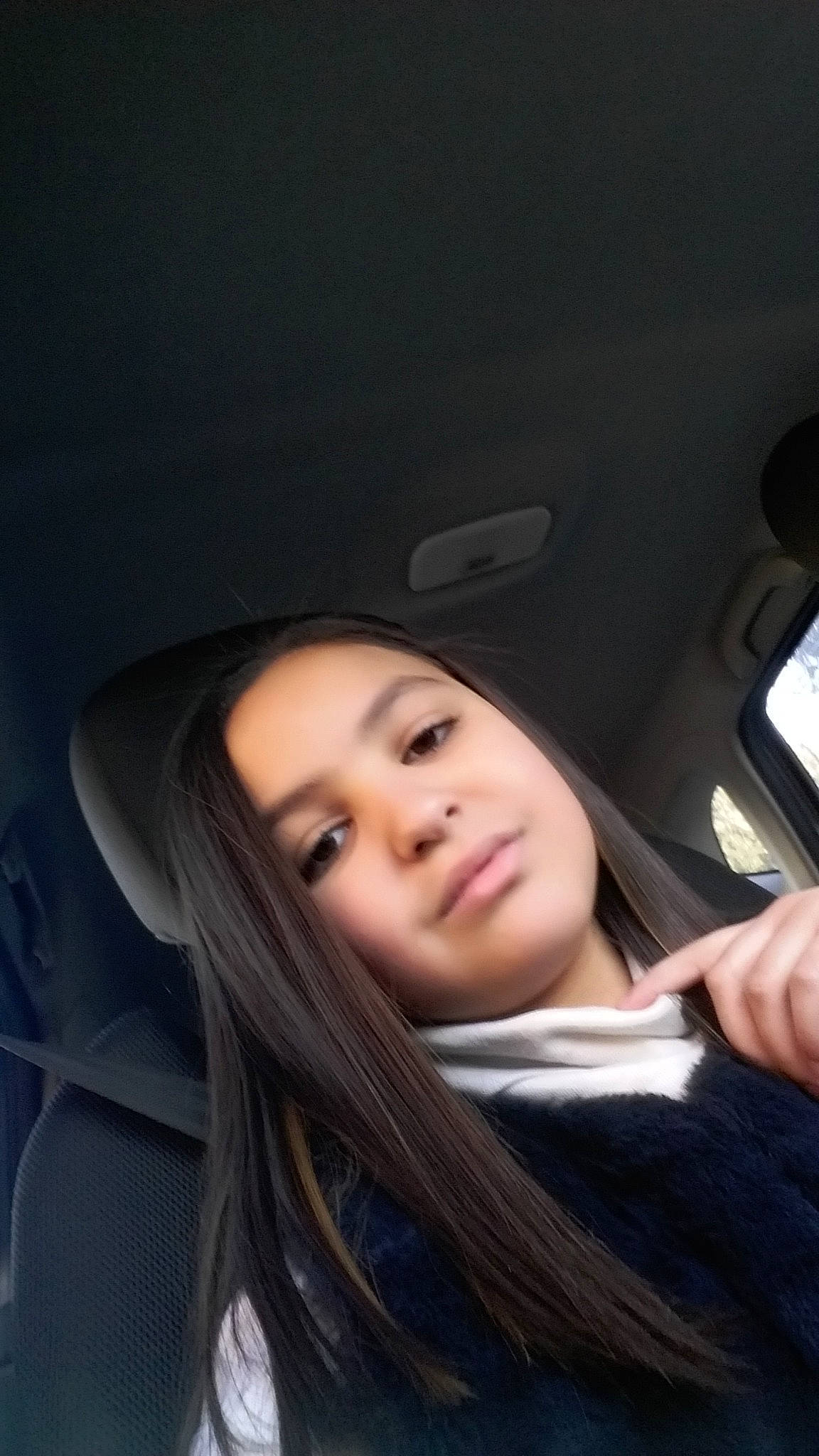 Carla a rejoint le concours — aidez-le/la à gagner de superbes lots ! auto_part, beauty, black_hair, car, child, cool, driving, eyebrow, face, family_car, head, long_hair, mouth, nose, person, photography, selfie, skin, smile, vehicle_door