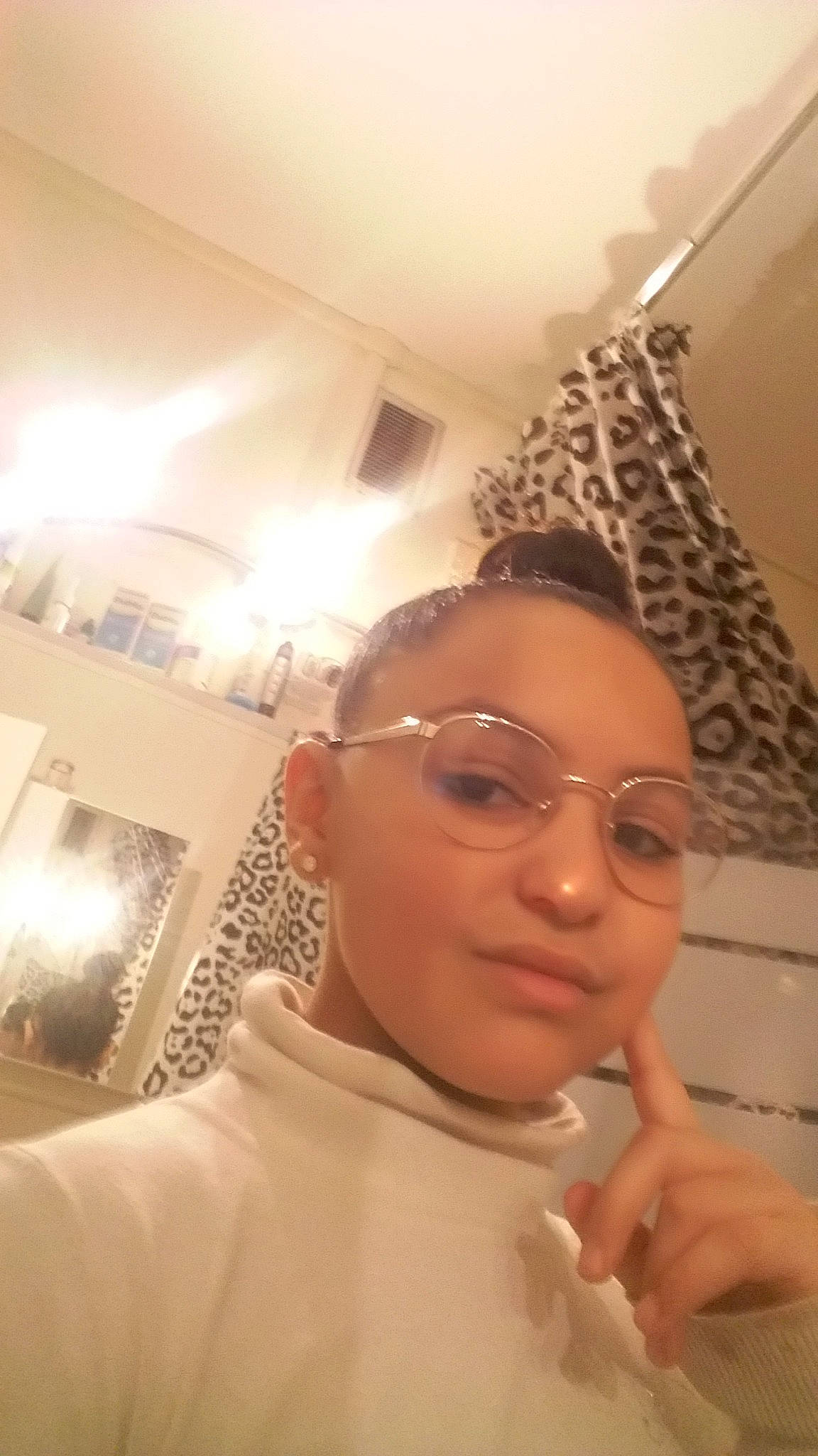 Maissane participe au concours pour gagner de l'argent avec cette photo : buzz_cut, eyebrow, eyewear, face, forehead, glasses, hair, hairstyle, head, nose, person, photography, room, selfie, vision_care
