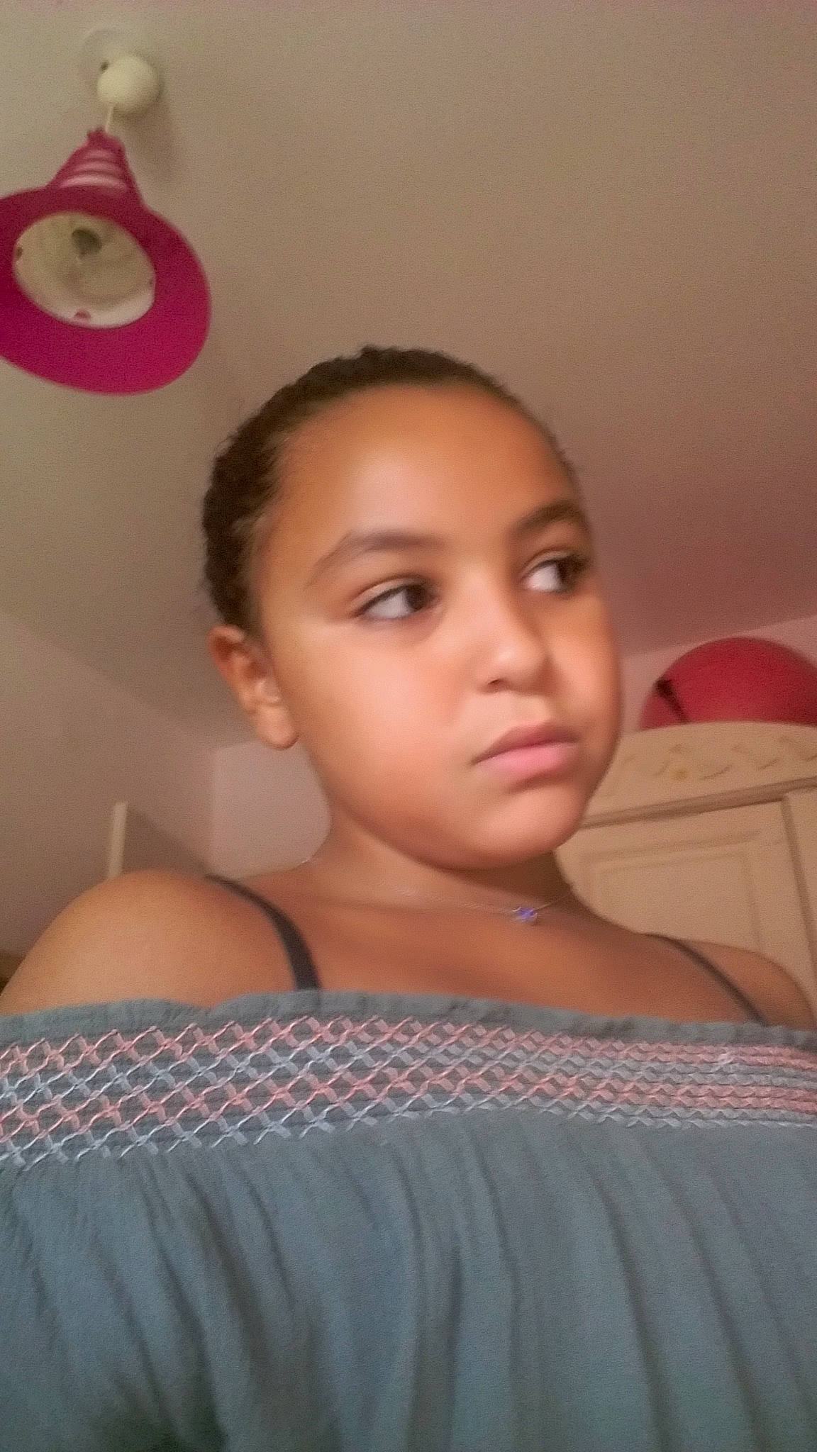 Mina participe au concours pour gagner de l'argent avec cette photo : beauty, black_hair, cheek, ear, eye, eyebrow, face, forehead, hair, hairstyle, head, lip, long_hair, mouth, neck, nose, person, photography, pink, selfie