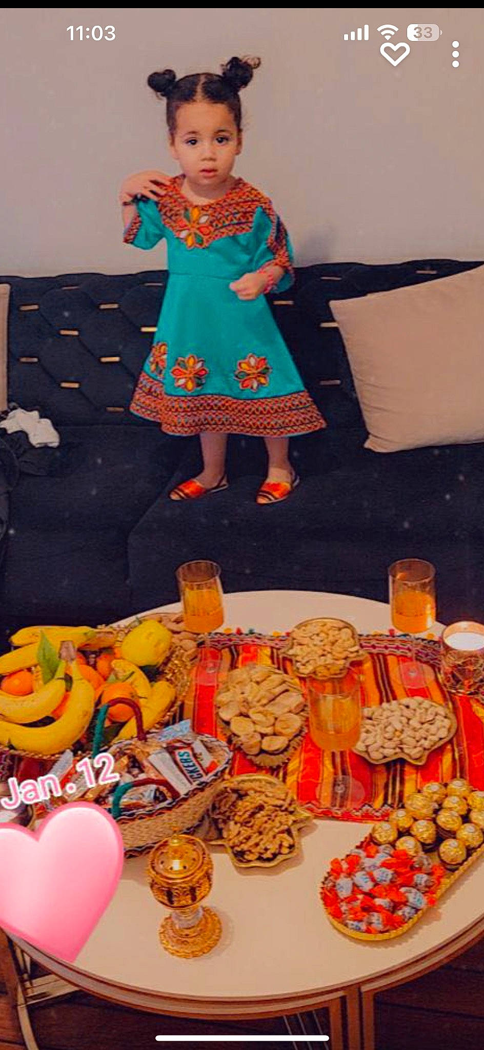 Almas participe au concours pour gagner de l'argent avec cette photo : chair, couch, cuisine, delicacy, dish, dress, event, fashion_design, finger_food, food, food_group, ingredient, junk_food, natural_foods, orange, pattern, peach, person, room, sweetness