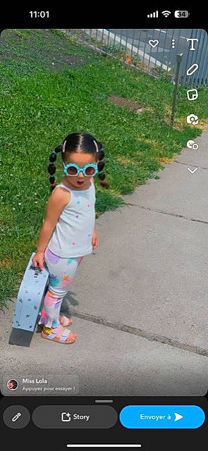Almas participe au concours pour gagner de l'argent avec cette photo : asphalt, baby_toddler_clothing, child, city, electric_blue, eyewear, fun, grass, leisure, person, personal_protective_equipment, public_space, recreation, road, road_surface, sandal, sidewalk, street, sunglasses, toddler