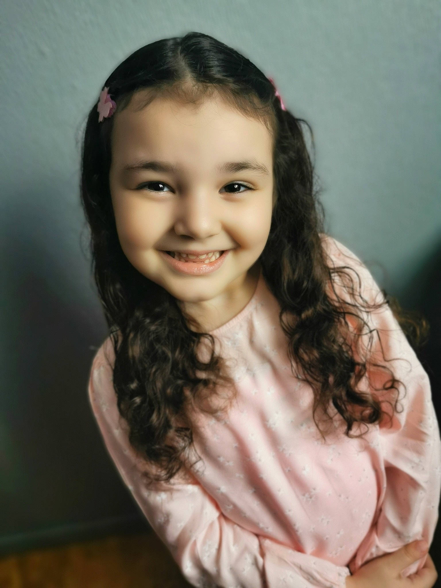 Chahinez participe au concours pour gagner de l'argent avec cette photo : black_hair, cheek, chin, eye, eyebrow, eyelash, face, flash_photography, forehead, hair, happy, iris, jaw, joy, lip, long_hair, neck, person, skin, sleeve