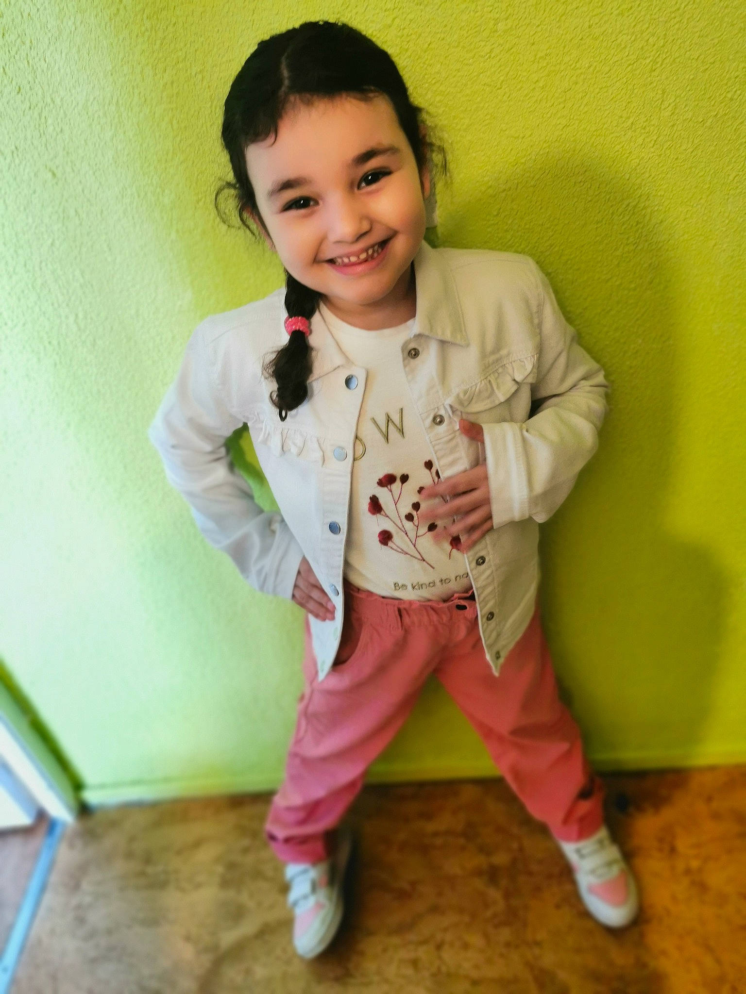 Chahinez participe au concours pour gagner de l'argent avec cette photo : baby_toddler_clothing, beauty, cheek, child, collar, dress_shirt, flooring, grass, happy, joy, leggings, magenta, pattern, person, portrait_photography, sitting, skin, sleeve, smile, standing