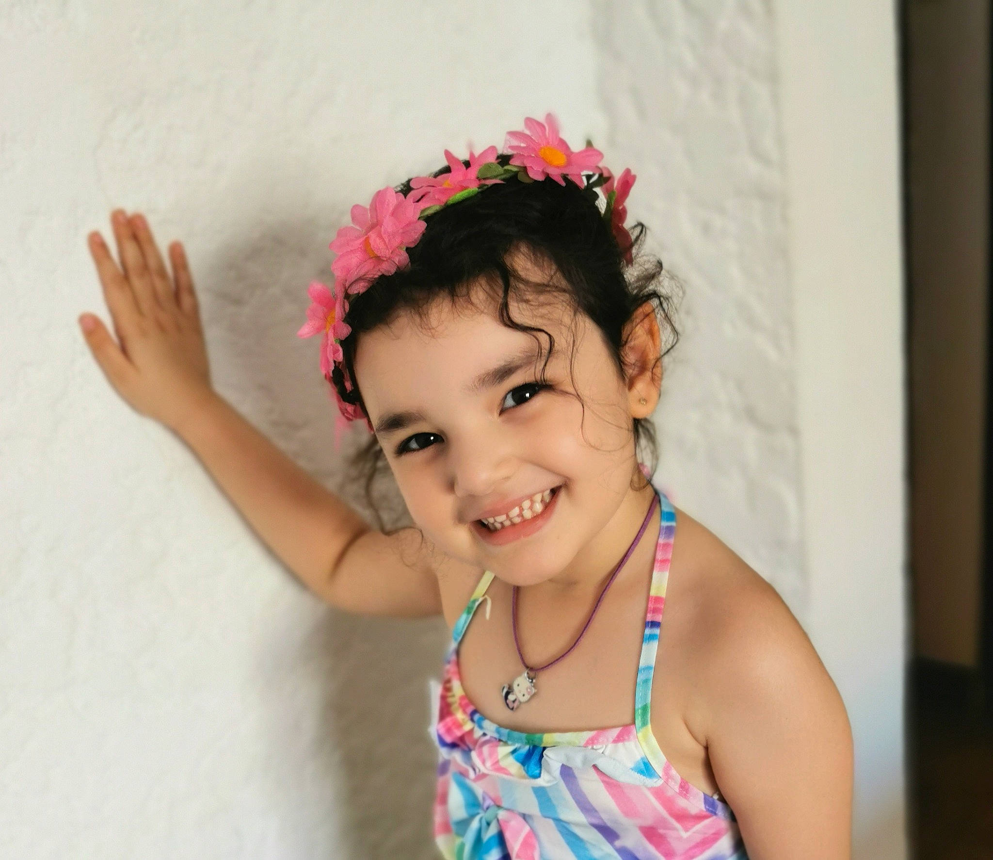 Chahinez a rejoint le concours — aidez-le/la à gagner de superbes lots ! arm, black_hair, child, ear, eyelash, face, fun, gesture, hair, hairstyle, happy, head, headgear, headpiece, joy, neck, people, person, pink, skin