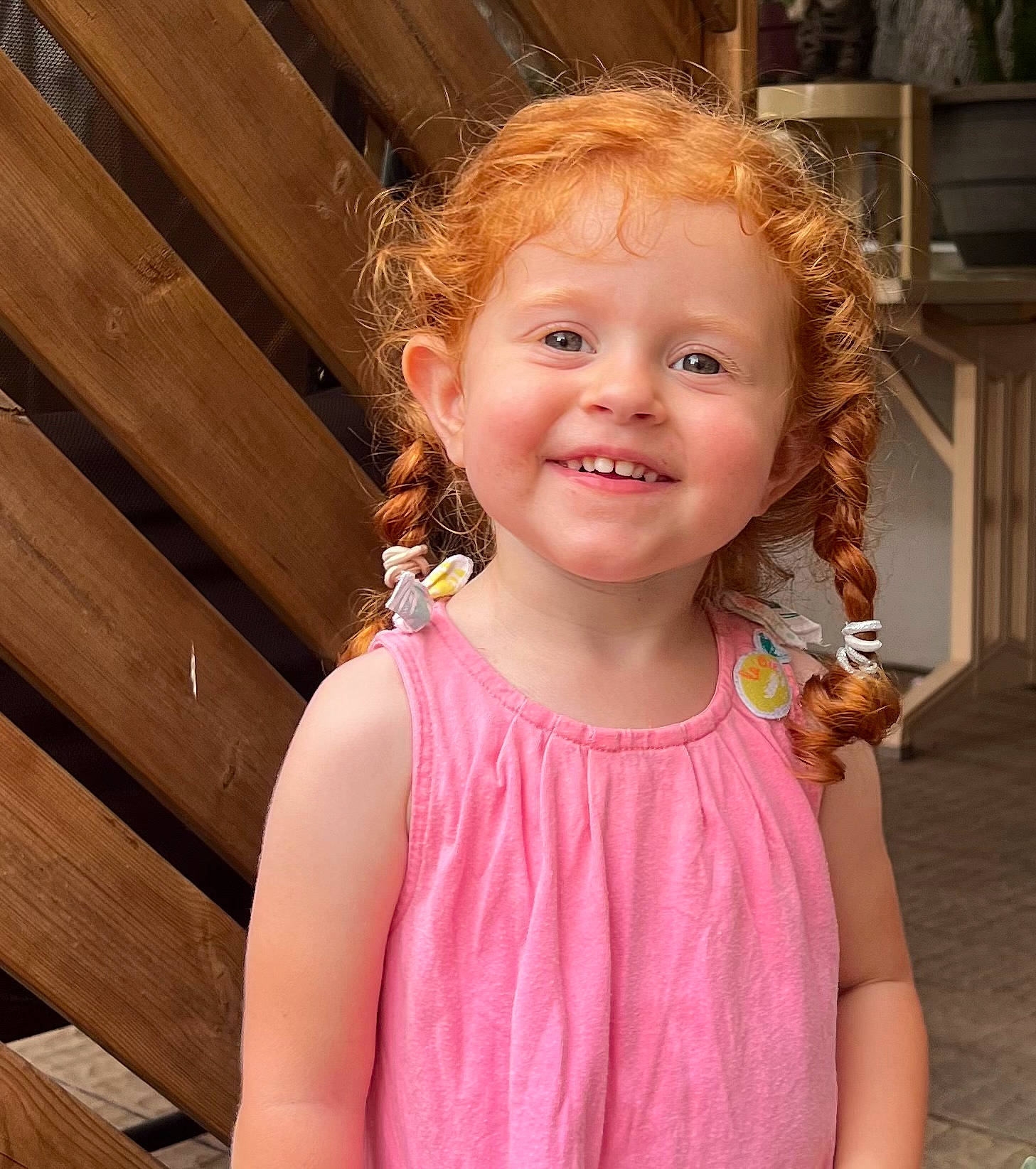 Matgot a rejoint le concours — aidez-le/la à gagner de superbes lots ! cheek, chin, eye, eyebrow, face, facial_expression, gesture, hair, happy, human_body, iris, joy, lip, mouth, neck, nose, person, shoulder, skin, sleeve