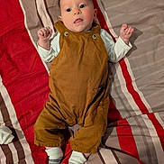 Lily-Rose a rejoint le concours — aidez-le/la à gagner de superbes lots ! baby, bed, blanket, child, clothing, cute, expression, fabric, face, feet, hands, indoor, infant, lying_down, overalls, person, portrait, resting, socks, striped_blanket