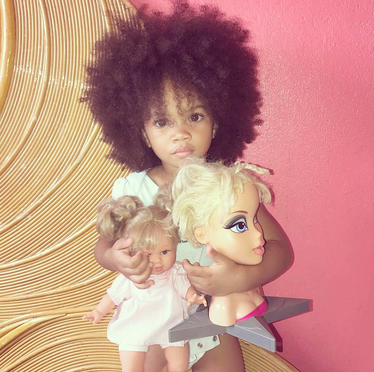 Amayah participe au concours pour gagner de l'argent avec cette photo : brown_hair, child, doll, hair, head, human, person, pink, stuffed_toy, toddler, toy, wig