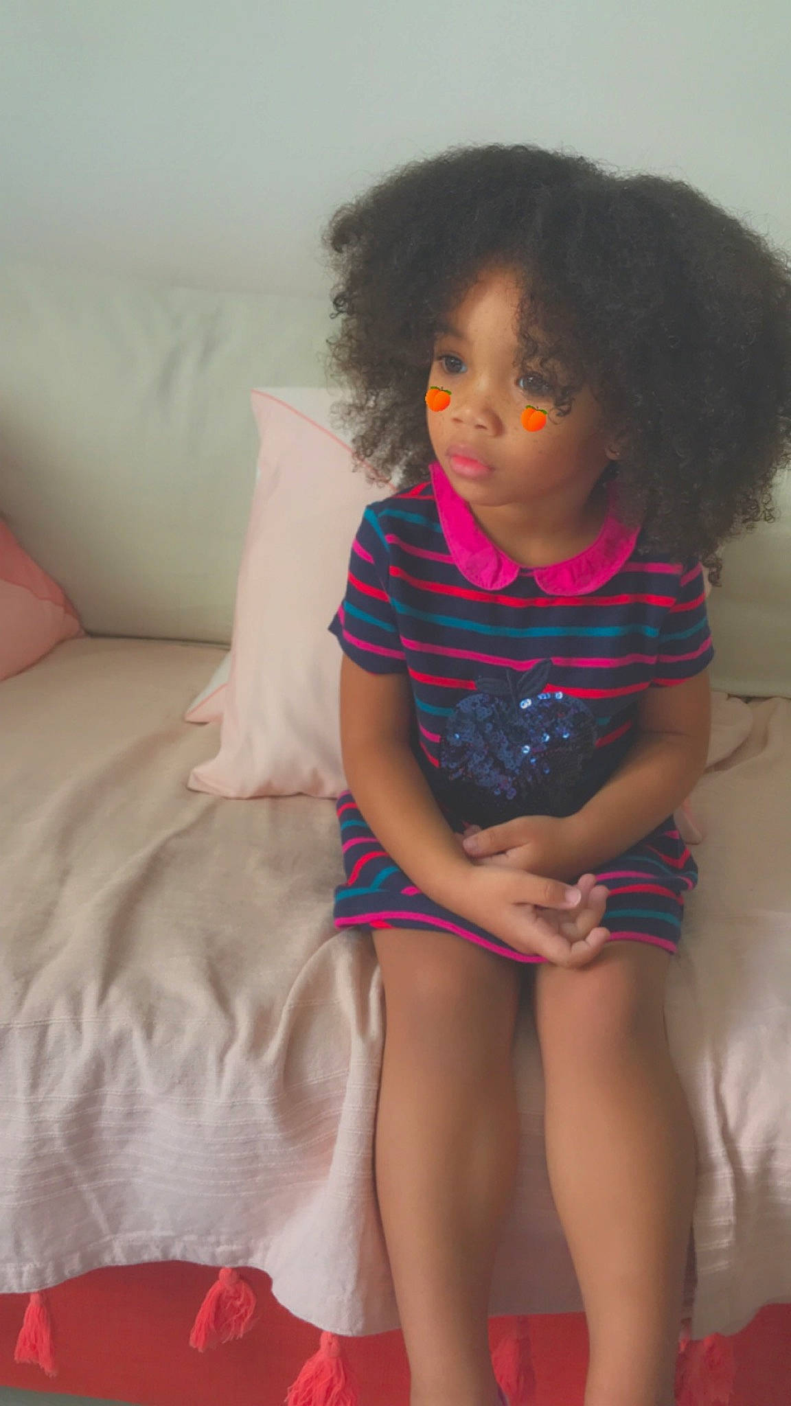 Amayah a rejoint le concours — aidez-le/la à gagner de superbes lots ! arm, black_hair, child, finger, hair, hairstyle, human_leg, joint, knee, leg, long_hair, neck, person, pink, play, shoulder, sitting, thigh, toddler