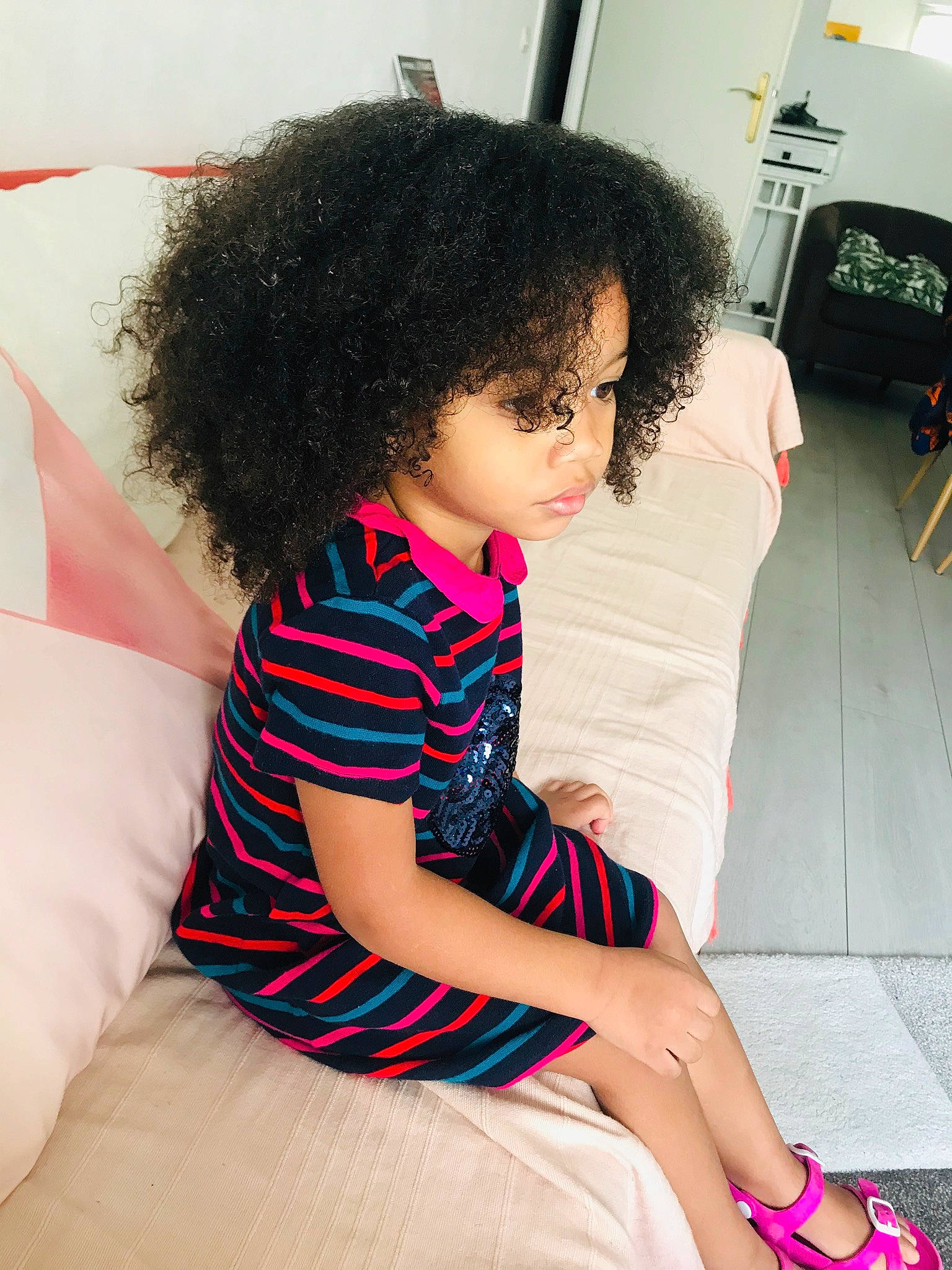 Amayah a rejoint le concours — aidez-le/la à gagner de superbes lots ! black_hair, child, hair, hairstyle, long_hair, person, pink, play, sitting, skin, toddler