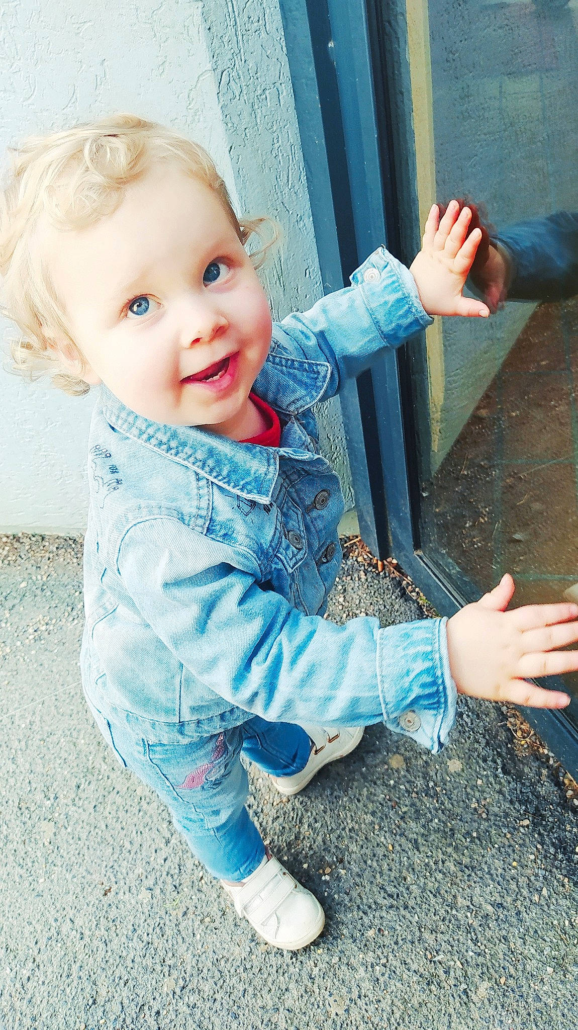 Kelyana participe au concours pour gagner de l'argent avec cette photo : baby, baby_toddler_clothing, blond, blue, cheek, child, child_model, cool, denim, footwear, jeans, joy, leg, person, play, shoe, sitting, sleeve, smile, toddler