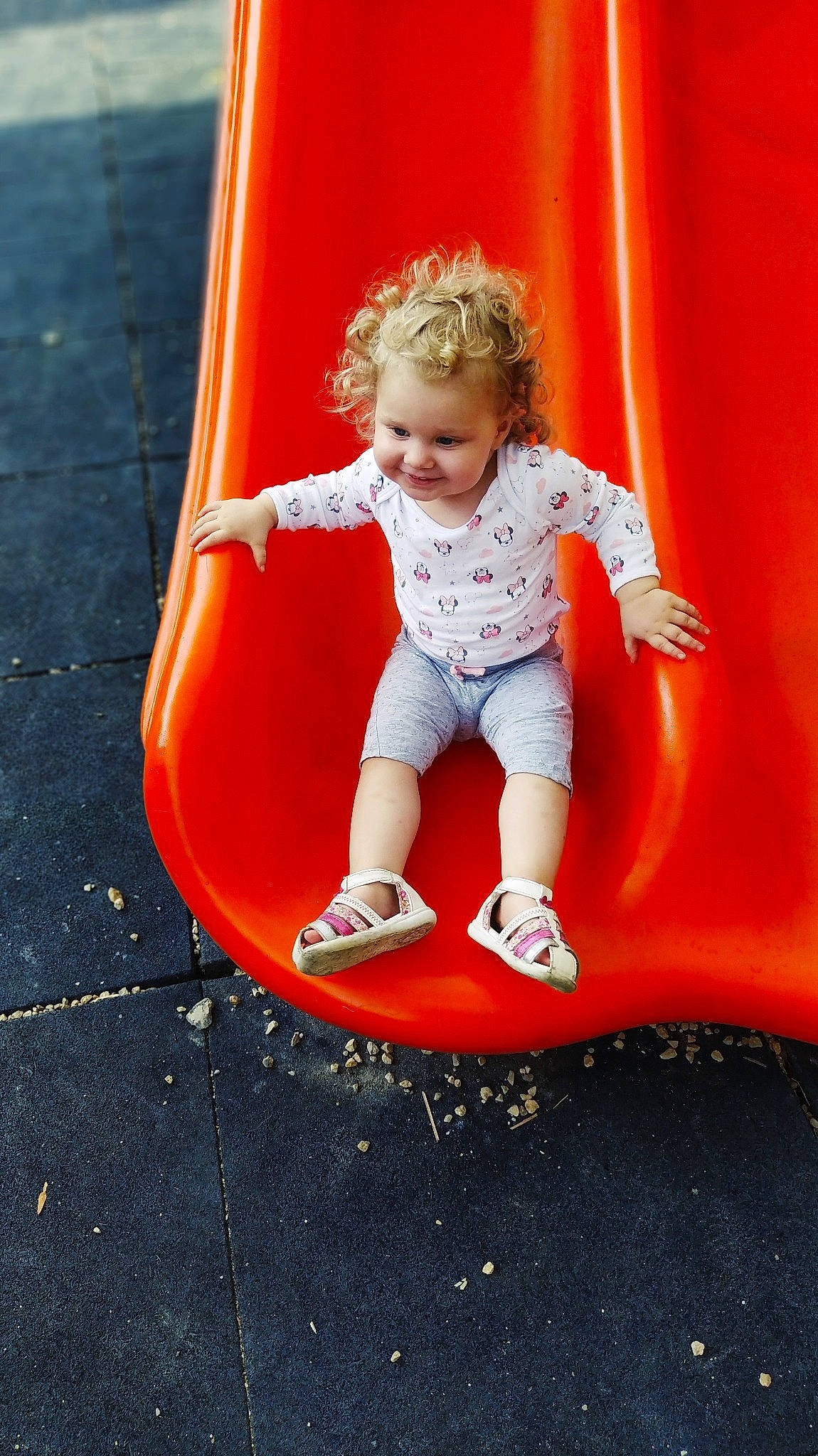 Kelyana participe au concours pour gagner de l'argent avec cette photo : child, fun, joy, leisure, outdoor_play_equipment, person, play, playground, playground_slide, public_space, recreation, red, toddler, yellow