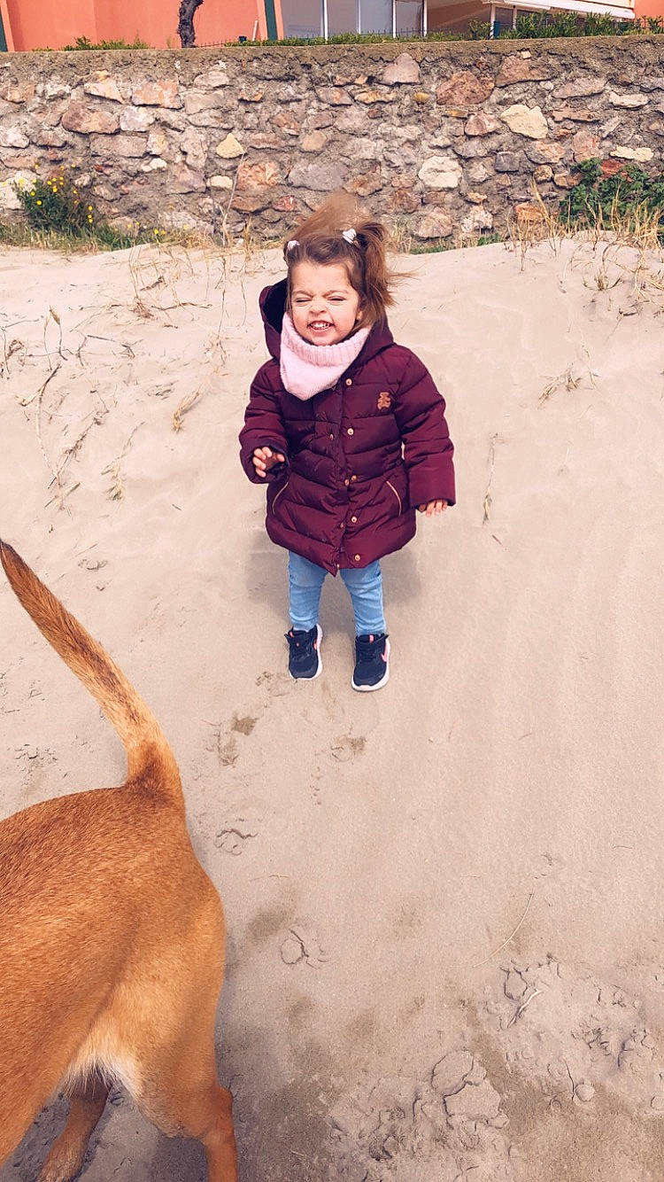 Heather a rejoint le concours — aidez-le/la à gagner de superbes lots ! baby_toddler_clothing, boot, canidae, carnivore, child, collar, companion_dog, dog, dog_breed, fawn, human, hunting_dog, jacket, leash, mammal, outerwear, person, sand, sporting_group, toddler