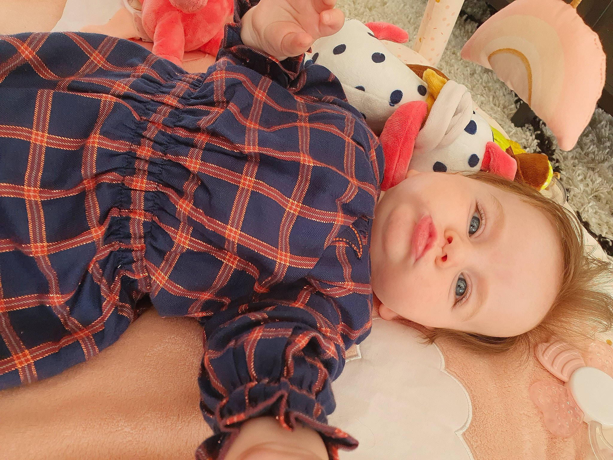 Almila a rejoint le concours — aidez-le/la à gagner de superbes lots ! baby, baby_toddler_clothing, cheek, child, comfort, design, doll, eyelash, head, orange, pattern, person, plaid, red, skin, sleeve, tartan, textile, toddler, toy