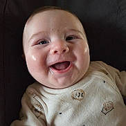 Sasha a rejoint le concours — aidez-le/la à gagner de superbes lots ! baby, smiling, face, infant, onesie, hedgehog_print, child, happy, cute, portrait, indoors, soft_lighting, baby_clothing, sitting, young_child, closeup, joyful, skin, head, expression