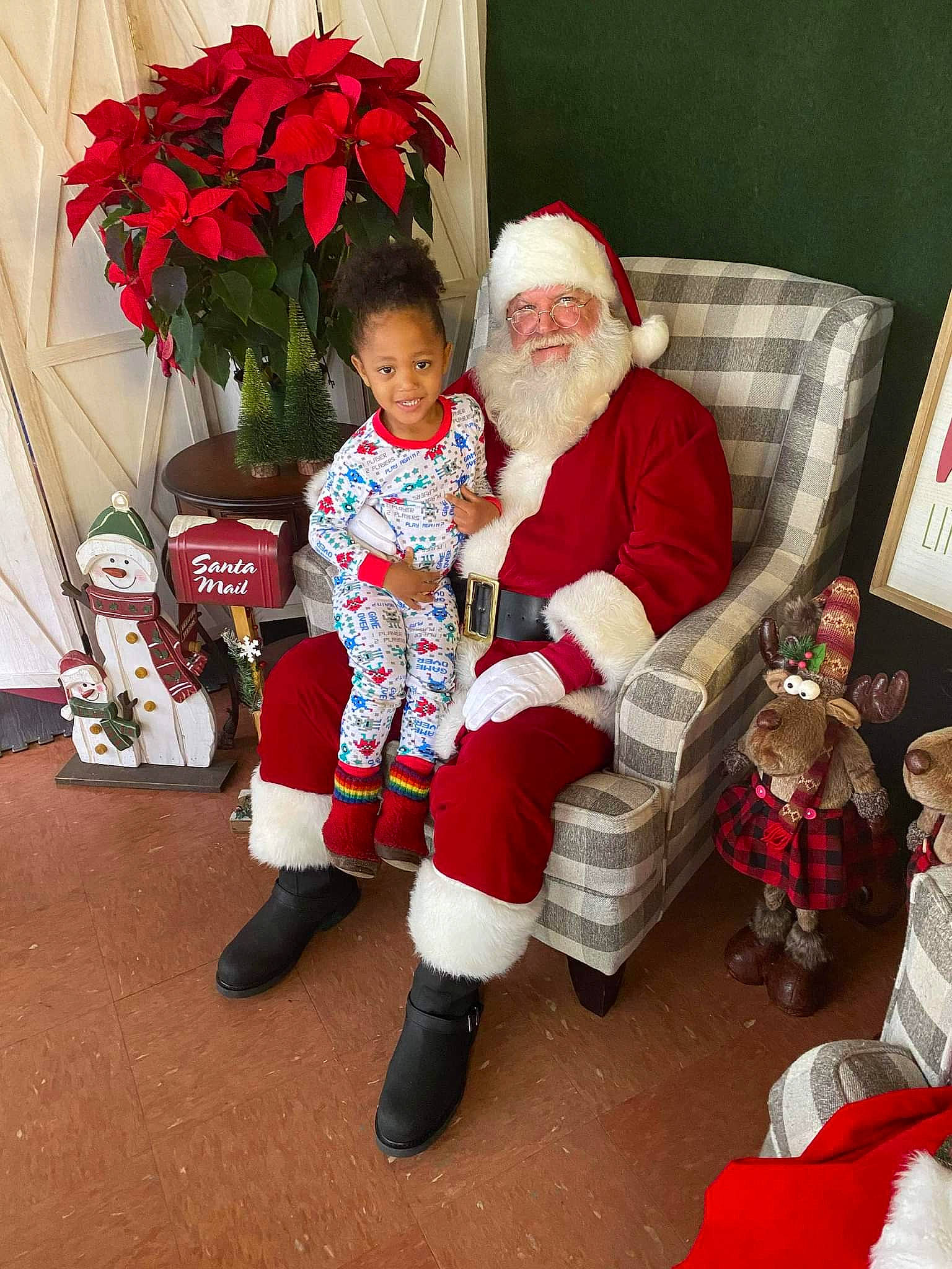 Paul joined the competition — help win amazing prizes! christmas, christmas_decoration, christmas_eve, christmas_ornament, costume_hat, event, fictional_character, flower, flower_arranging, hat, headwear, holiday, joy, lap, person, plant, red, rose, santa_claus, sock