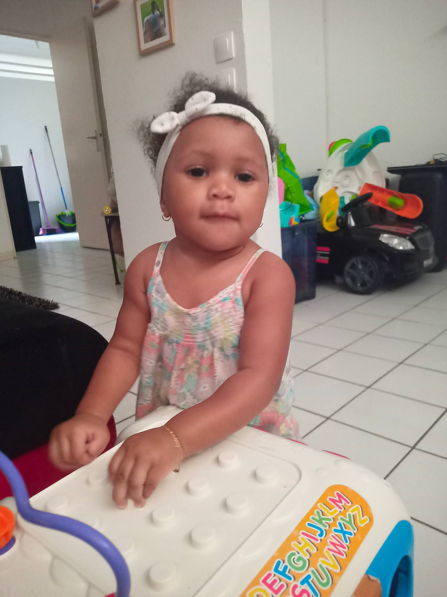 Deylani a rejoint le concours — aidez-le/la à gagner de superbes lots ! baby, baby_products, baby_toddler_clothing, chair, child, flooring, fun, happy, headwear, person, plastic, play, product, room, sitting, skin, smile, t_shirt, tire, toddler