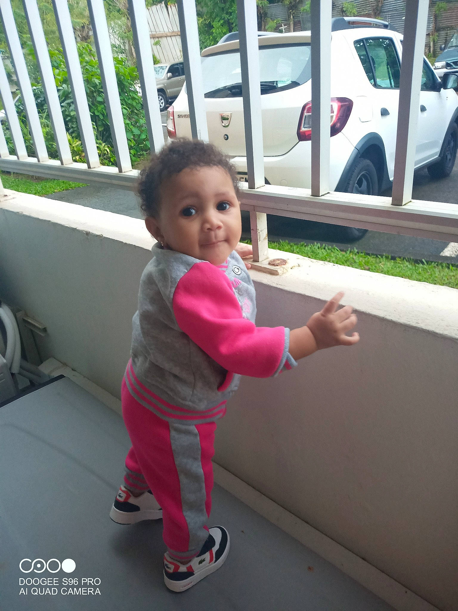 Deylani a rejoint le concours — aidez-le/la à gagner de superbes lots ! automotive_exterior, baby, baby_toddler_clothing, car, fence, grass, happy, leisure, magenta, parking, person, plant, smile, tire, toddler, travel, tree, vehicle, vehicle_door, vertebrate