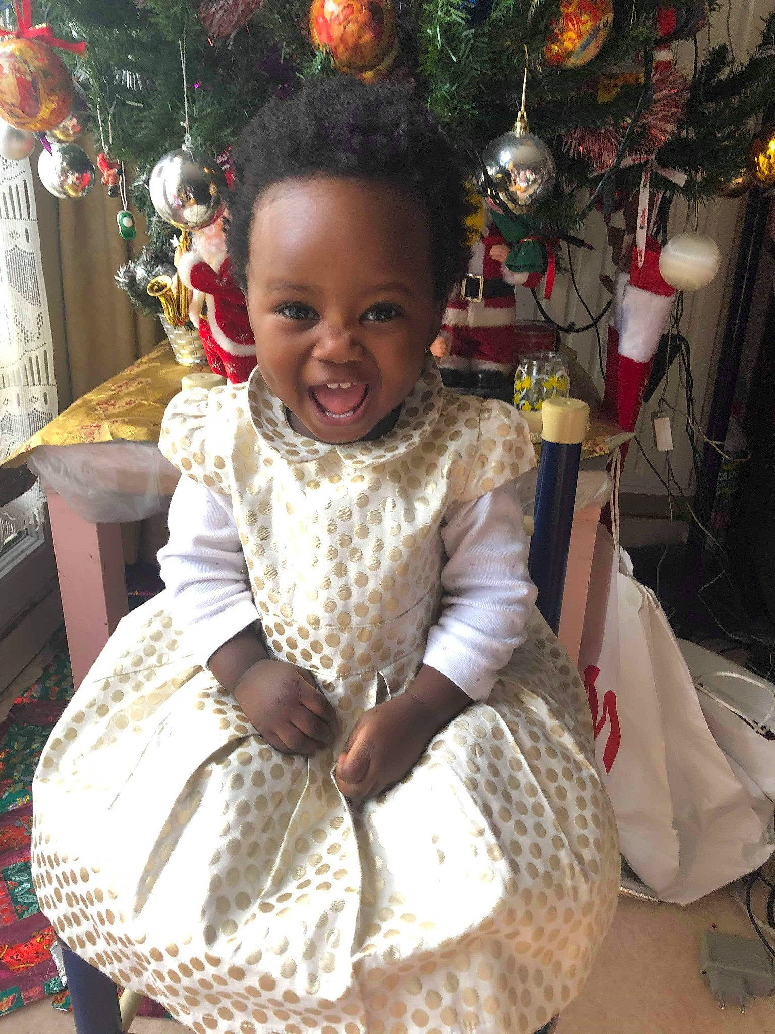 Amélia participe au concours pour gagner de l'argent avec cette photo : child, person, smile, toddler, tradition