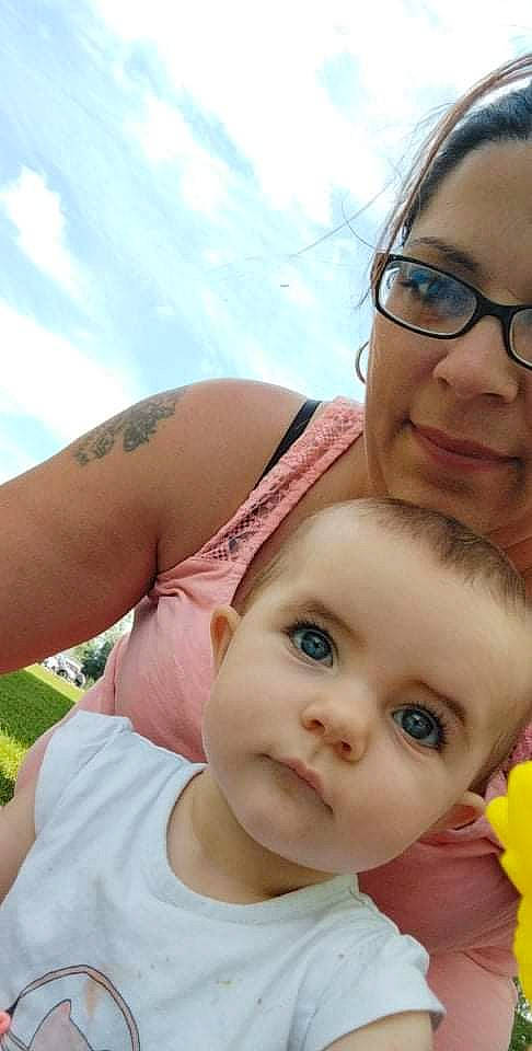 Lucie participe au concours pour gagner de l'argent avec cette photo : cheek, cloud, ear, eye, eyelash, face, finger, gesture, glasses, hand, happy, head, human, lip, mouth, nose, person, skin, sky, smile