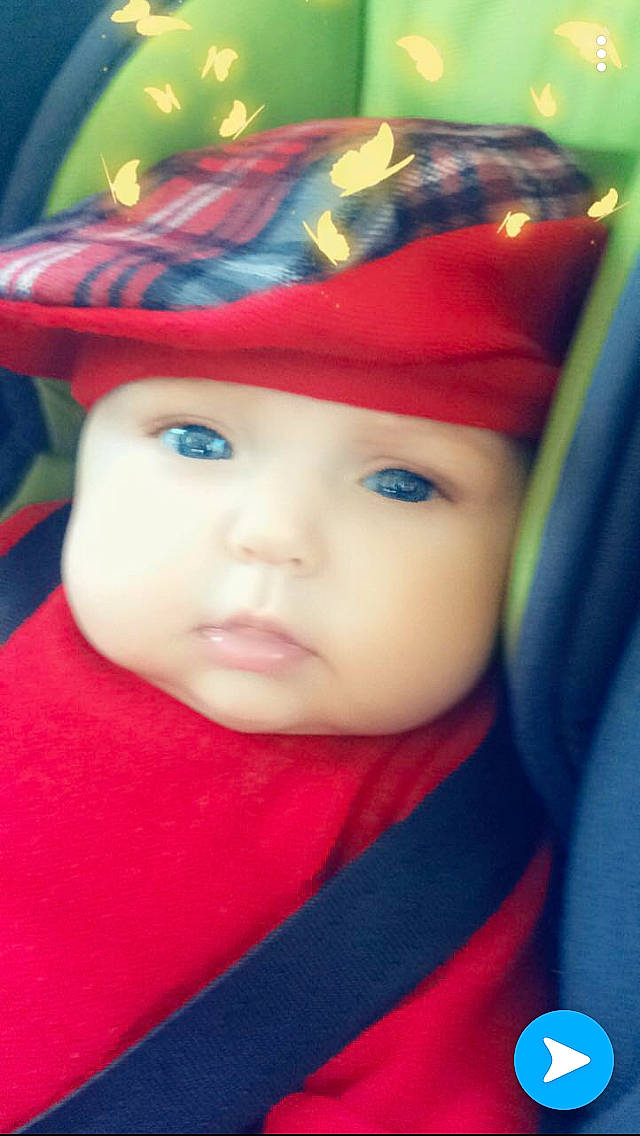 Tara participe au concours pour gagner de l'argent avec cette photo : beauty, boy, cheek, child, chin, close_up, cool, eye, face, forehead, girl, head, headwear, human_hair_color, infant, iris, lip, nose, person, red