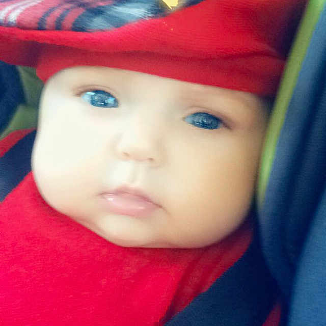 Tara participe au concours pour gagner de l'argent avec cette photo : beauty, boy, cheek, child, chin, close_up, cool, eye, face, forehead, girl, head, headwear, human_hair_color, infant, iris, lip, nose, person, red
