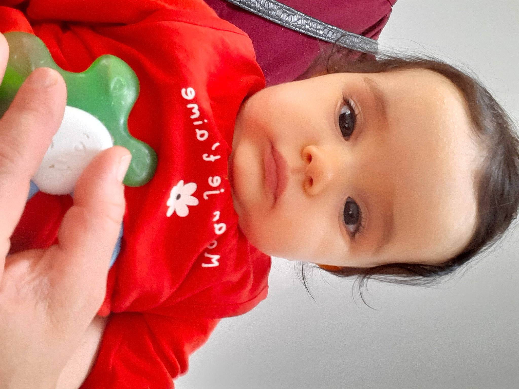 Amira a rejoint le concours — aidez-le/la à gagner de superbes lots ! baby, cap, child, dress, eyelash, fashion_accessory, hand, happy, hat, headgear, human_body, iris, lip, mouth, nose, person, plant, red, skin, smile