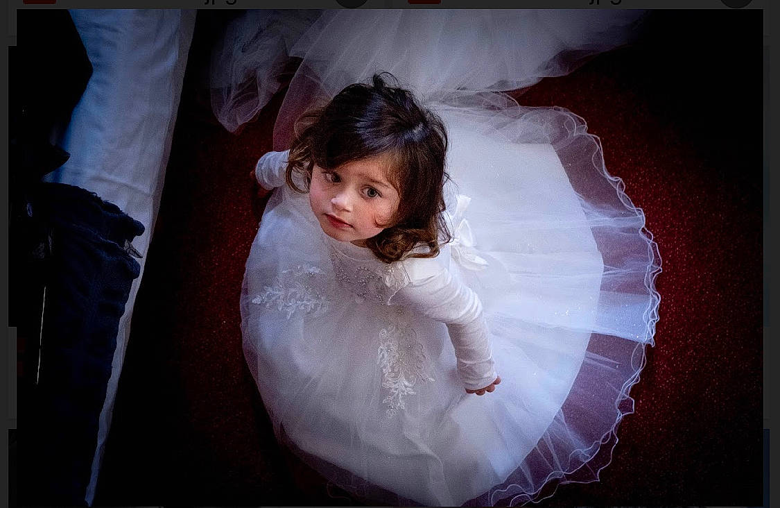 Arianna a rejoint le concours — aidez-le/la à gagner de superbes lots ! bridal_accessory, bridal_clothing, bridal_party_dress, bridal_veil, dress, eye, fashion_design, flash_photography, formal_wear, fun, gesture, gown, hair, happy, head, long_hair, person, smile, textile, veil