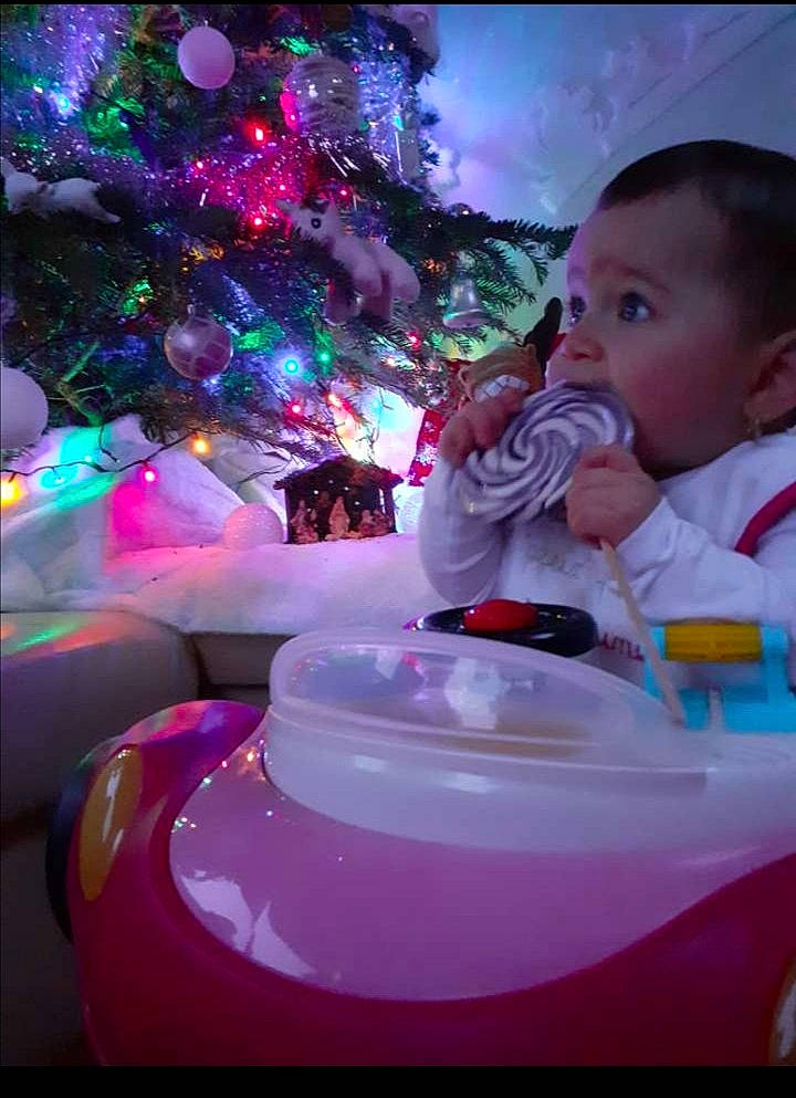 Ariana participe au concours pour gagner de l'argent avec cette photo : baby, birthday, child, christmas, event, fun, happy, party, person, pink, play, toddler, tree