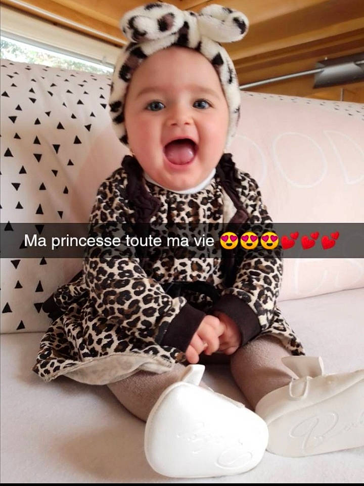 Ariana a rejoint le concours — aidez-le/la à gagner de superbes lots ! baby, baby_laughing, baby_products, baby_toddler_clothing, child, child_model, costume, ear, fashion_accessory, fur, hair_accessory, headband, headgear, headpiece, outerwear, person, product, sleeve, smile, surprise