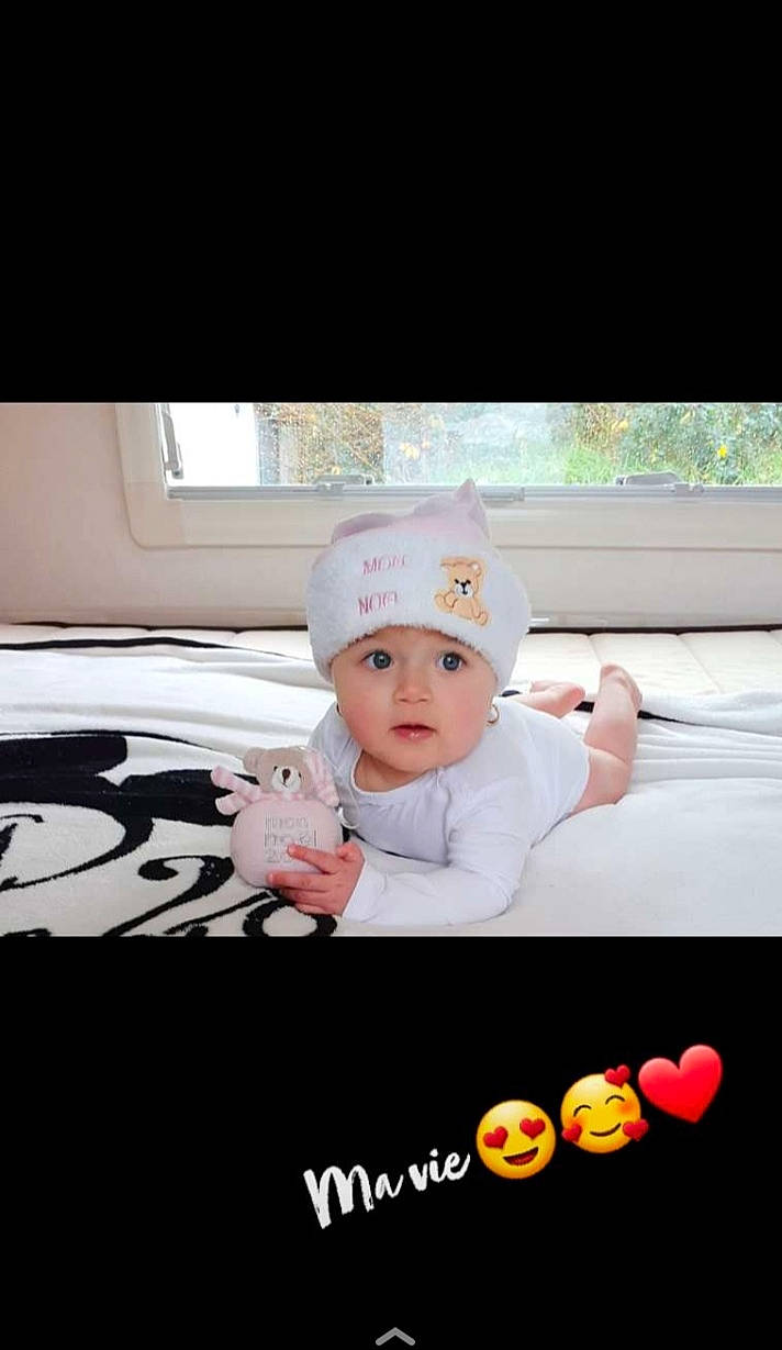 Ariana a rejoint le concours — aidez-le/la à gagner de superbes lots ! baby, beanie, cap, child, head, headgear, headwear, person, photo_caption, photograph, photography, toddler