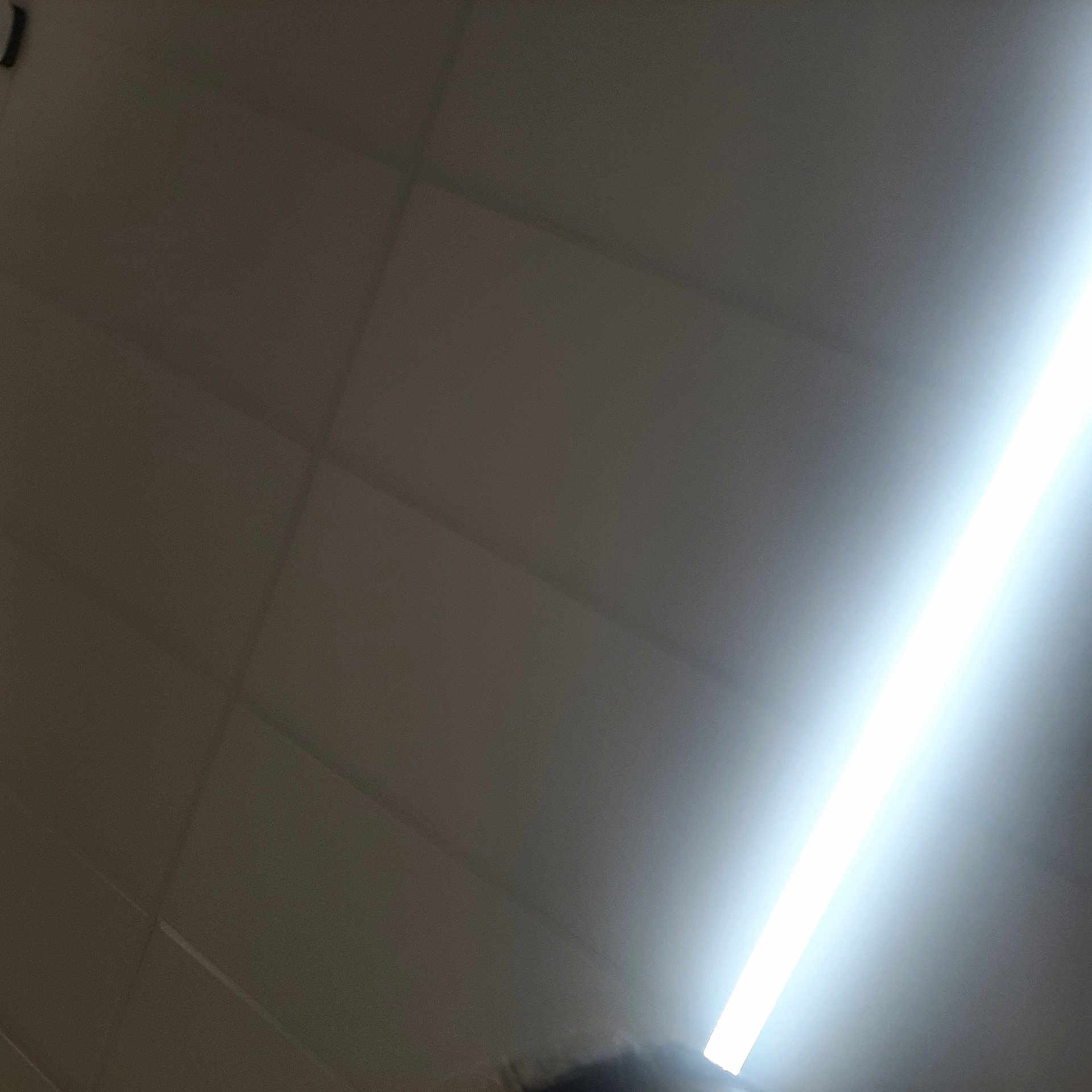 Safia participe au concours pour gagner de l'argent avec cette photo : automotive_lighting, ceiling, darkness, daylighting, electricity, flooring, lens_flare, light_fixture, material_property, metal, midnight, pattern, rectangle, room, shadow, sky, space, symmetry, tints_and_shades