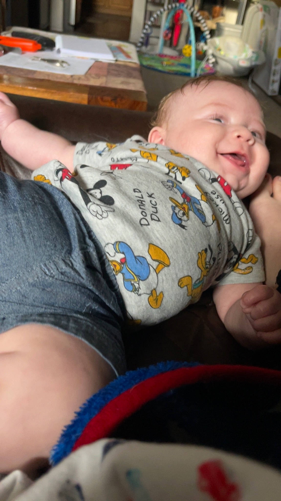 Rylan is registered to the contest to win money with this photo: baby, baby_toddler_clothing, cheek, child, comfort, elbow, face, fun, happy, human_leg, knee, mouth, person, sitting, skin, sleeve, smile, t_shirt, thigh, toddler