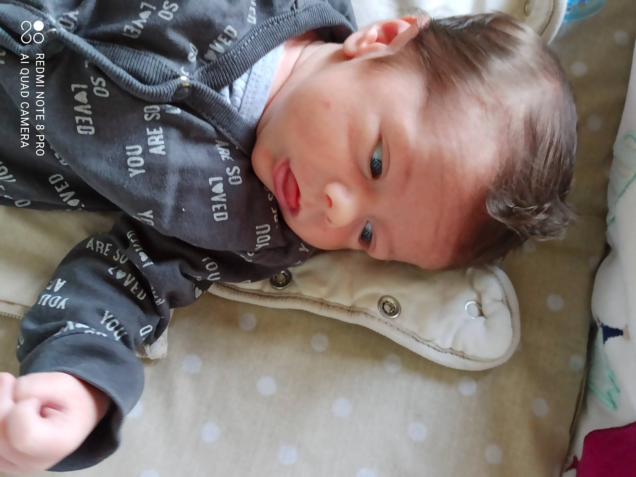 Thélio participe au concours pour gagner de l'argent avec cette photo : baby, baby_products, baby_toddler_clothing, cheek, child, comfort, facial_expression, fur, happy, linens, pattern, person, portrait_photography, product, sitting, skin, sleeve, toddler, tree