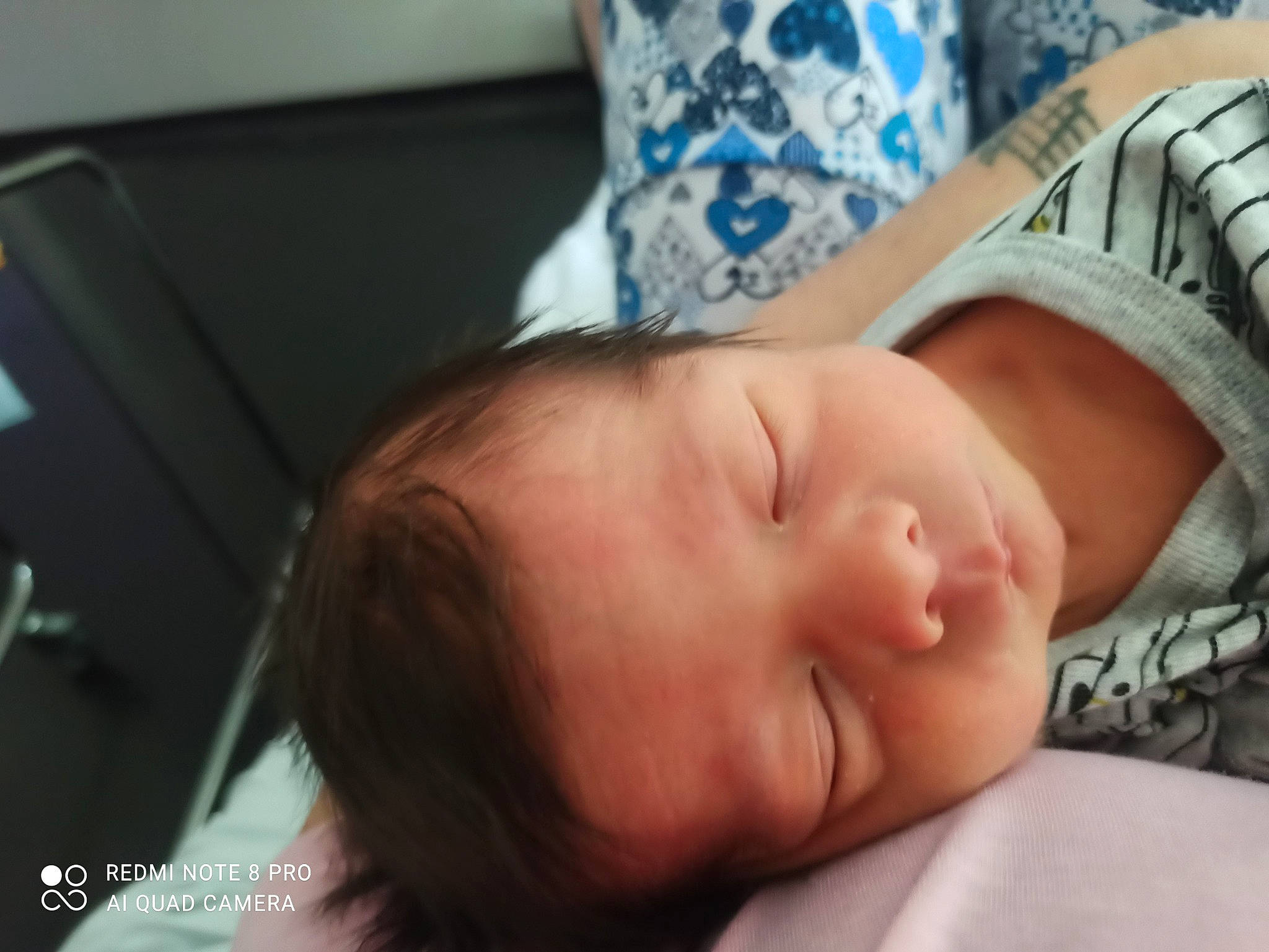 Thélio a rejoint le concours — aidez-le/la à gagner de superbes lots ! baby, baby_toddler_clothing, cheek, child, chin, comfort, eyebrow, eyelash, fun, happy, hat, iris, mouth, nap, neck, nose, person, skin, sleep, smile