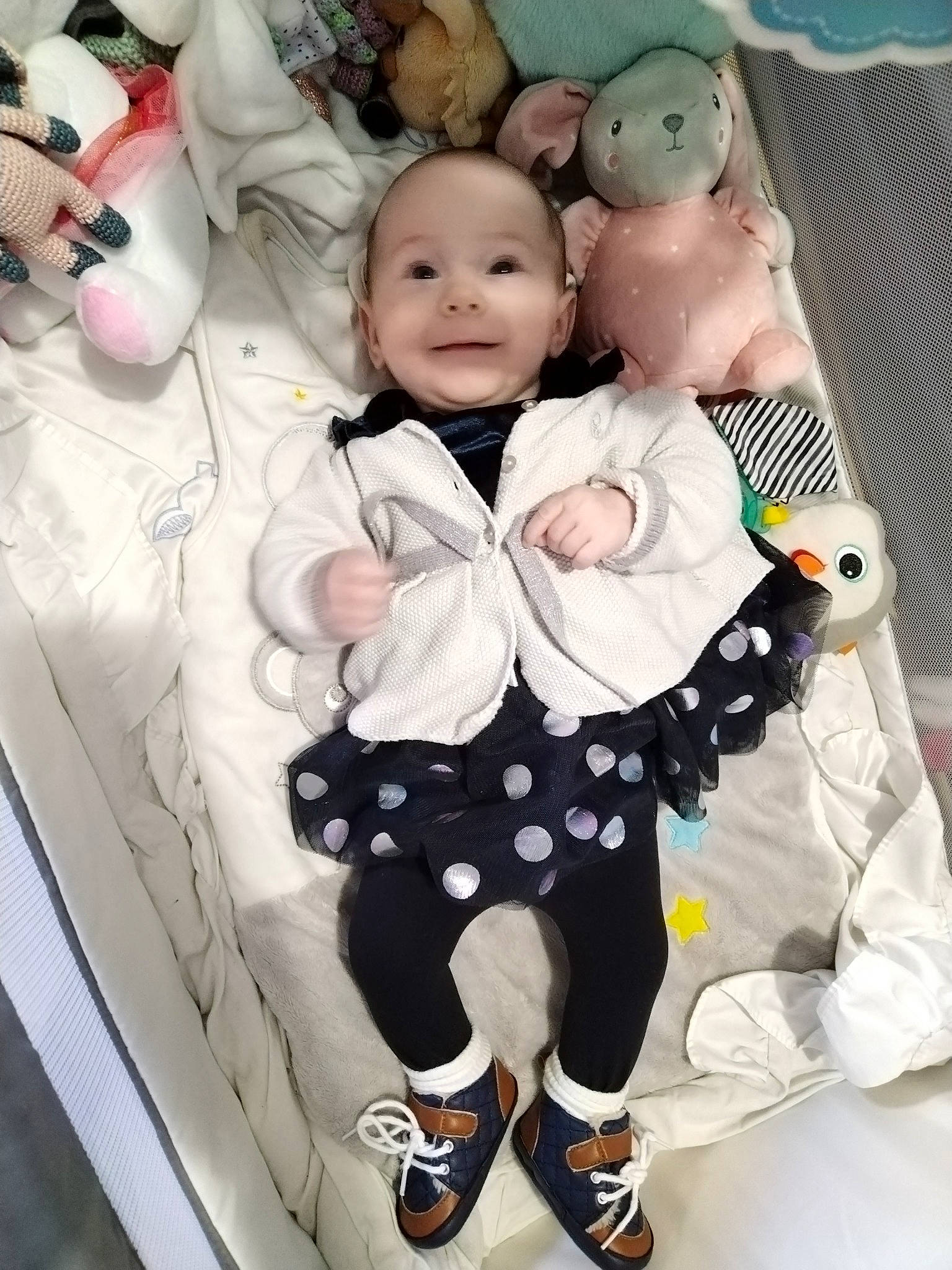 Amélia a rejoint le concours — aidez-le/la à gagner de superbes lots ! baby, baby_toddler_clothing, cheek, child, comfort, design, event, face, happy, joy, linens, pattern, person, photograph, pink, room, sleeve, smile, sweetness, textile