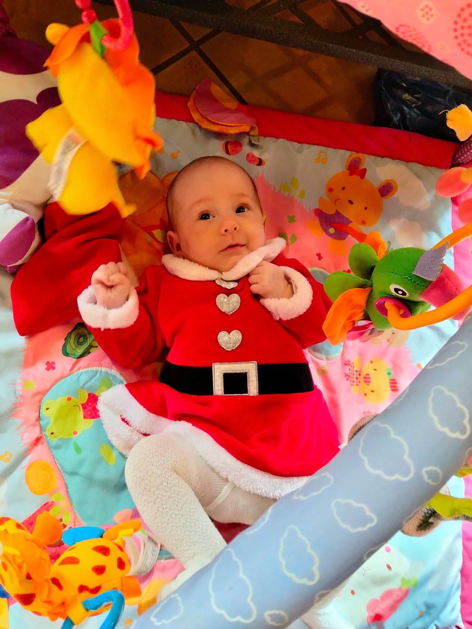 Amélia participe au concours pour gagner de l'argent avec cette photo : baby, baby_products, baby_toddler_clothing, baby_toys, child, event, fun, happy, lap, magenta, orange, pattern, person, pink, play, plush, product, stuffed_toy, textile, toddler