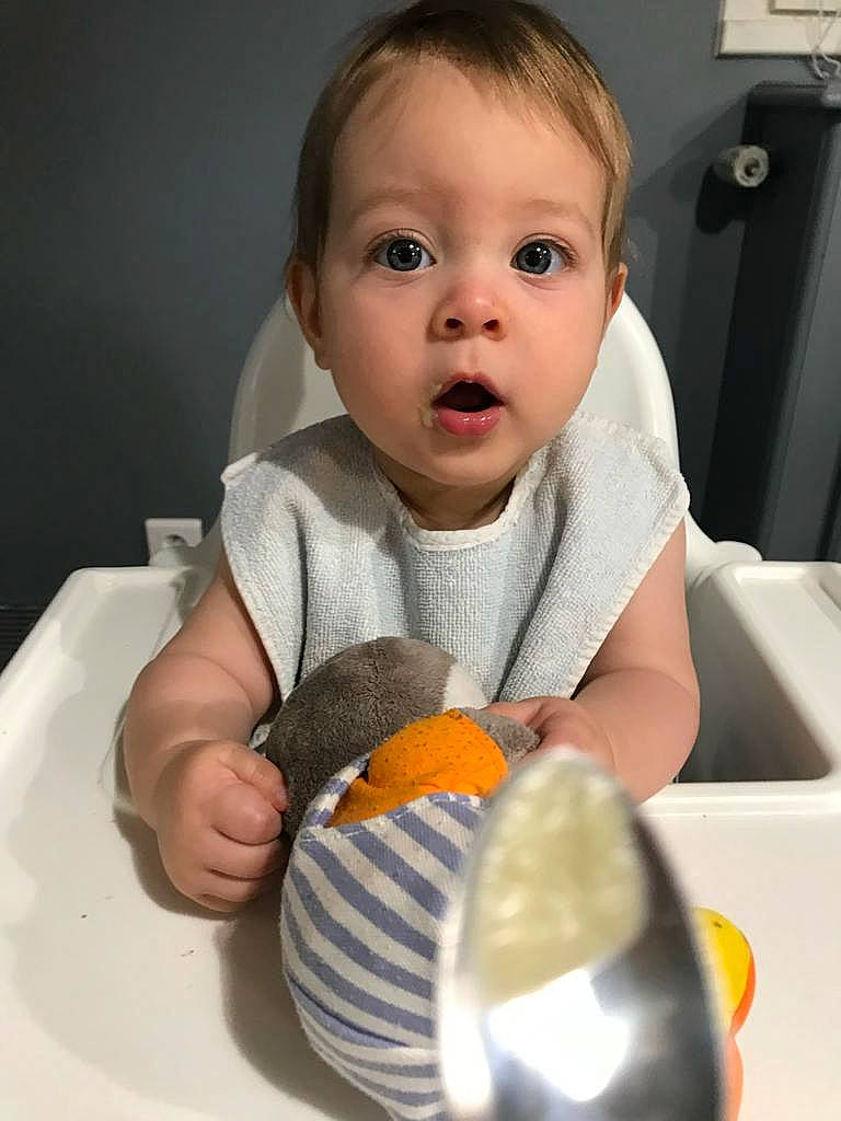 Philippine a rejoint le concours — aidez-le/la à gagner de superbes lots ! baby, baby_toddler_clothing, cheek, child, comfort, dishware, drinkware, finger, gesture, hand, iris, kitchen_utensil, lip, nose, person, product, serveware, skin, sleeve, surprise