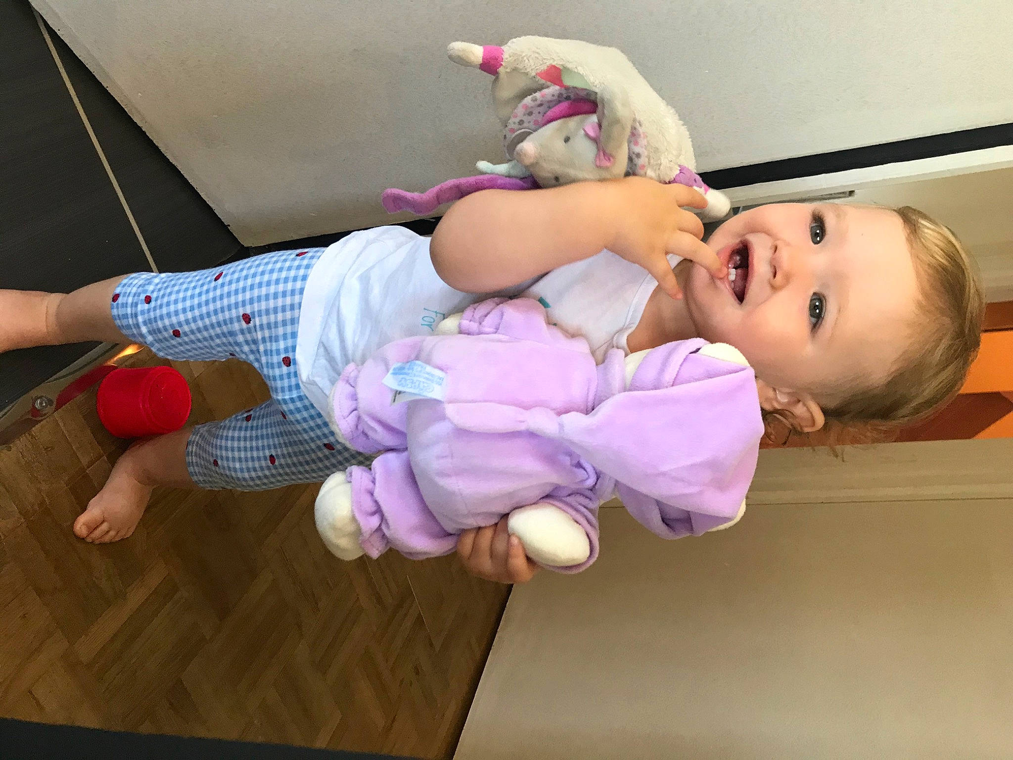 Lucie a rejoint le concours — aidez-le/la à gagner de superbes lots ! arm, baby, child, fun, joint, leg, person, pink, toddler