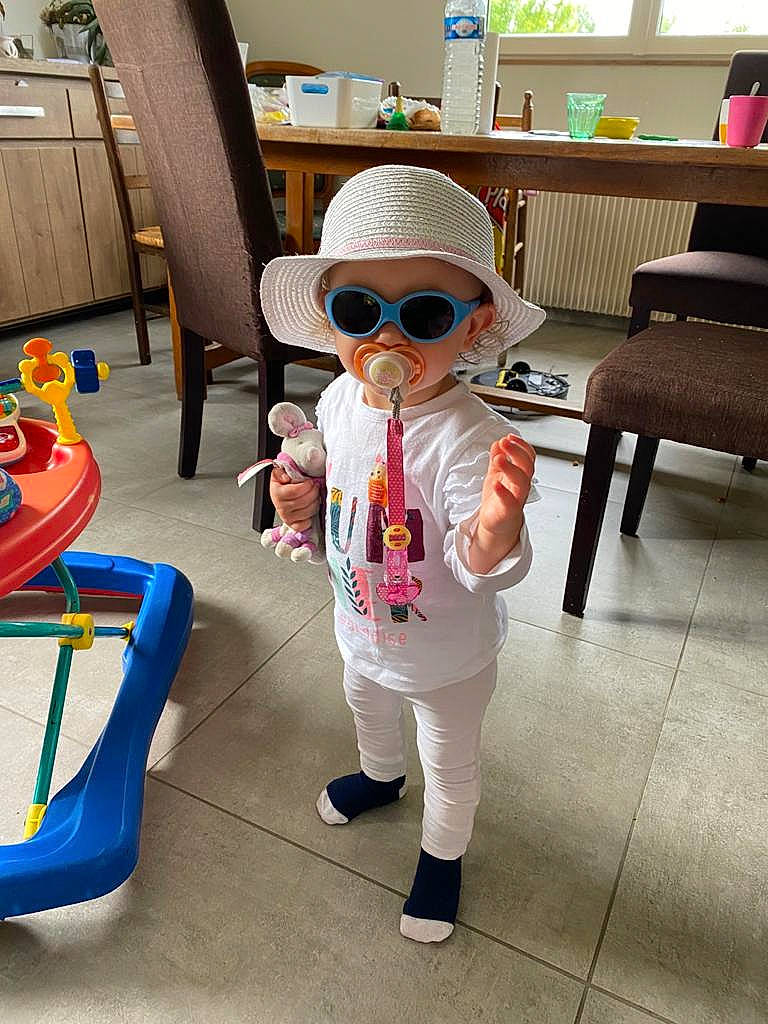 Lucie participe au concours pour gagner de l'argent avec cette photo : baby, child, costume, eyewear, glasses, headwear, outerwear, person, personal_protective_equipment, play, sunglasses, toddler, vacation, vision_care