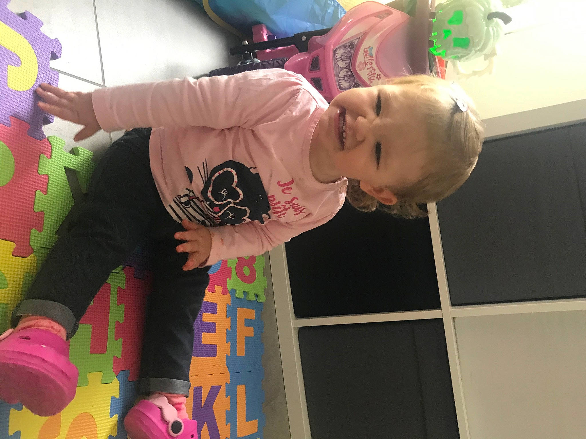 Lucie participe au concours pour gagner de l'argent avec cette photo : child, fun, happy, joy, leg, party, person, pink, play, smile, toddler, vacation