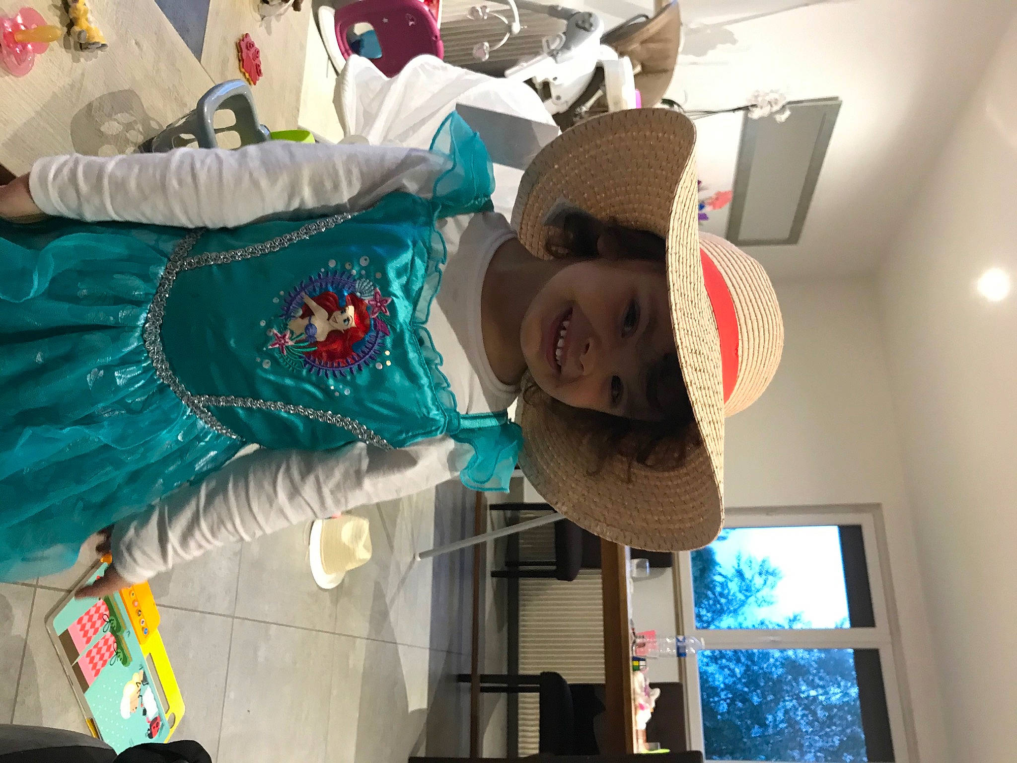 Anna participe au concours pour gagner de l'argent avec cette photo : headwear, joy, person, room, toy, world