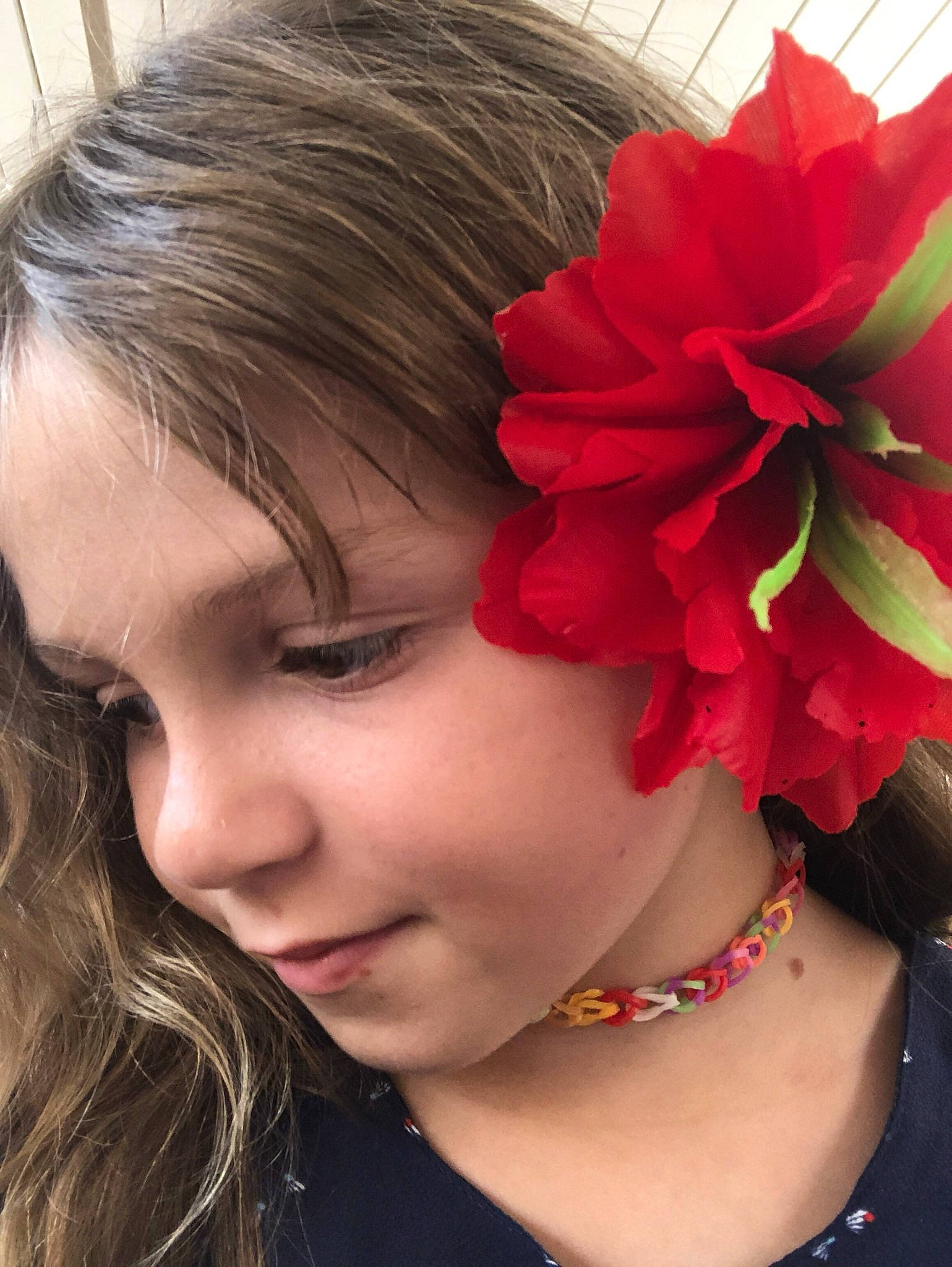 Océane a rejoint le concours — aidez-le/la à gagner de superbes lots ! beauty, brown_hair, ear, fashion_accessory, feathered_hair, flower, hair, hair_accessory, hair_coloring, hair_tie, hairstyle, headband, headgear, headpiece, lip, long_hair, person, petal, pink, plant