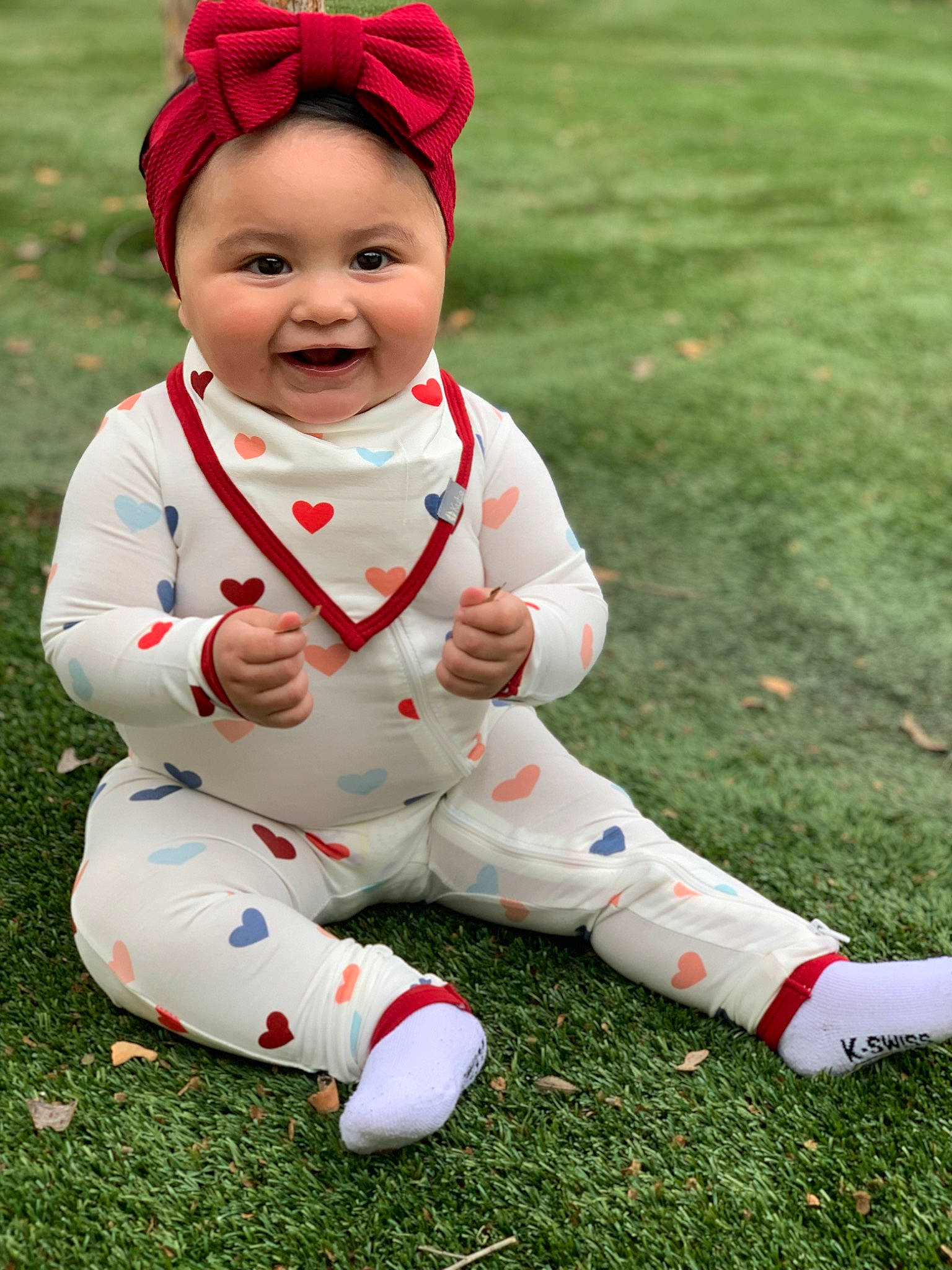 Jaylene is registered to the contest to win money with this photo: baby, baby_toddler_clothing, child, eye, face, fun, gesture, grass, happy, hat, head, headwear, human_body, joy, knee, lawn, people_in_nature, person, plant, recreation
