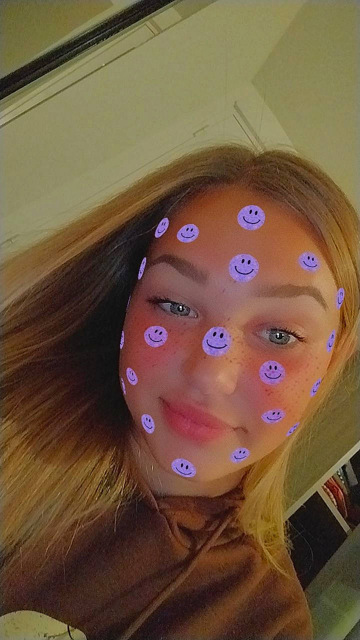 Alexane participe au concours pour gagner de l'argent avec cette photo : art, ceiling, circle, electric_blue, eyebrow, eyelash, eyewear, fashion_accessory, fun, glass, hair_coloring, iris, joy, magenta, nose, paint, pattern, person, selfie, symmetry