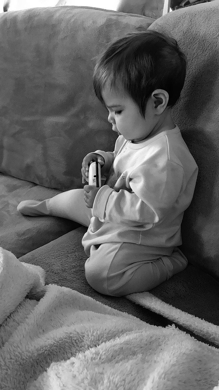 úna is registered to the contest to win money with this photo: baby, black_and_white, child, hand, monochrome, person, photograph, photography, play, sitting, snapshot, stock_photography, style, toddler