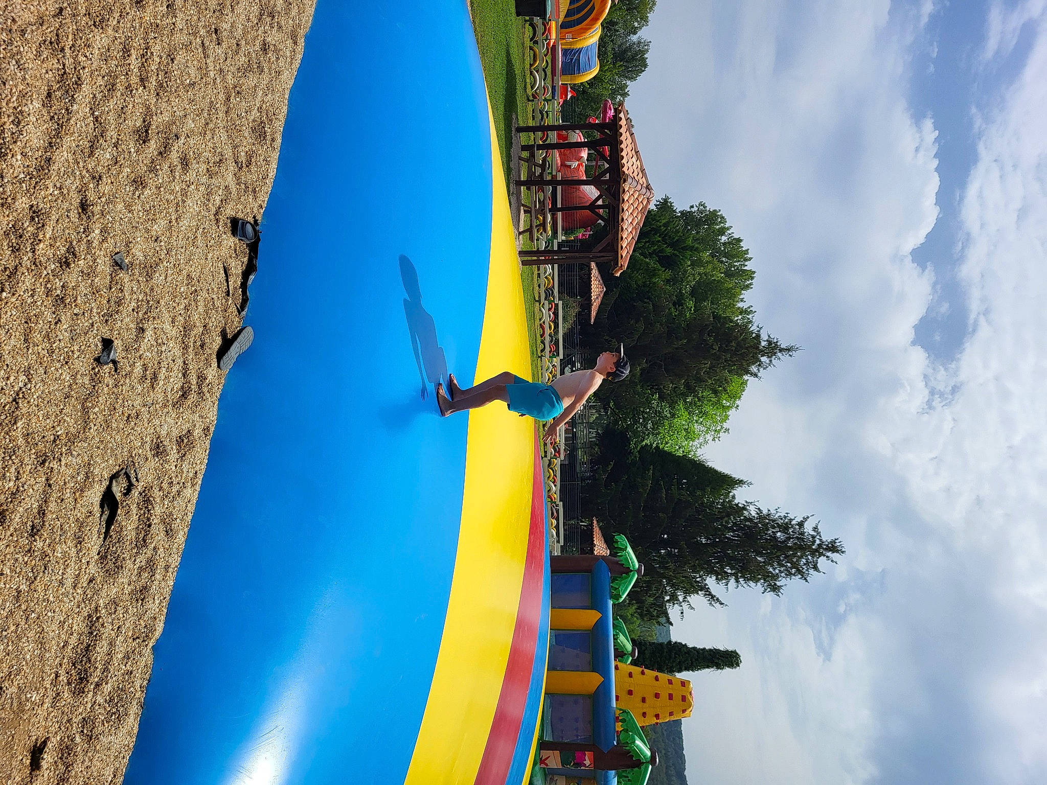 Erwan participe au concours pour gagner de l'argent avec cette photo : amusement_ride, azure, biome, building, cloud, daytime, electric_blue, fun, headwear, landscape, leisure, nature, person, pole, recreation, sky, summer, travel, tree, vegetation